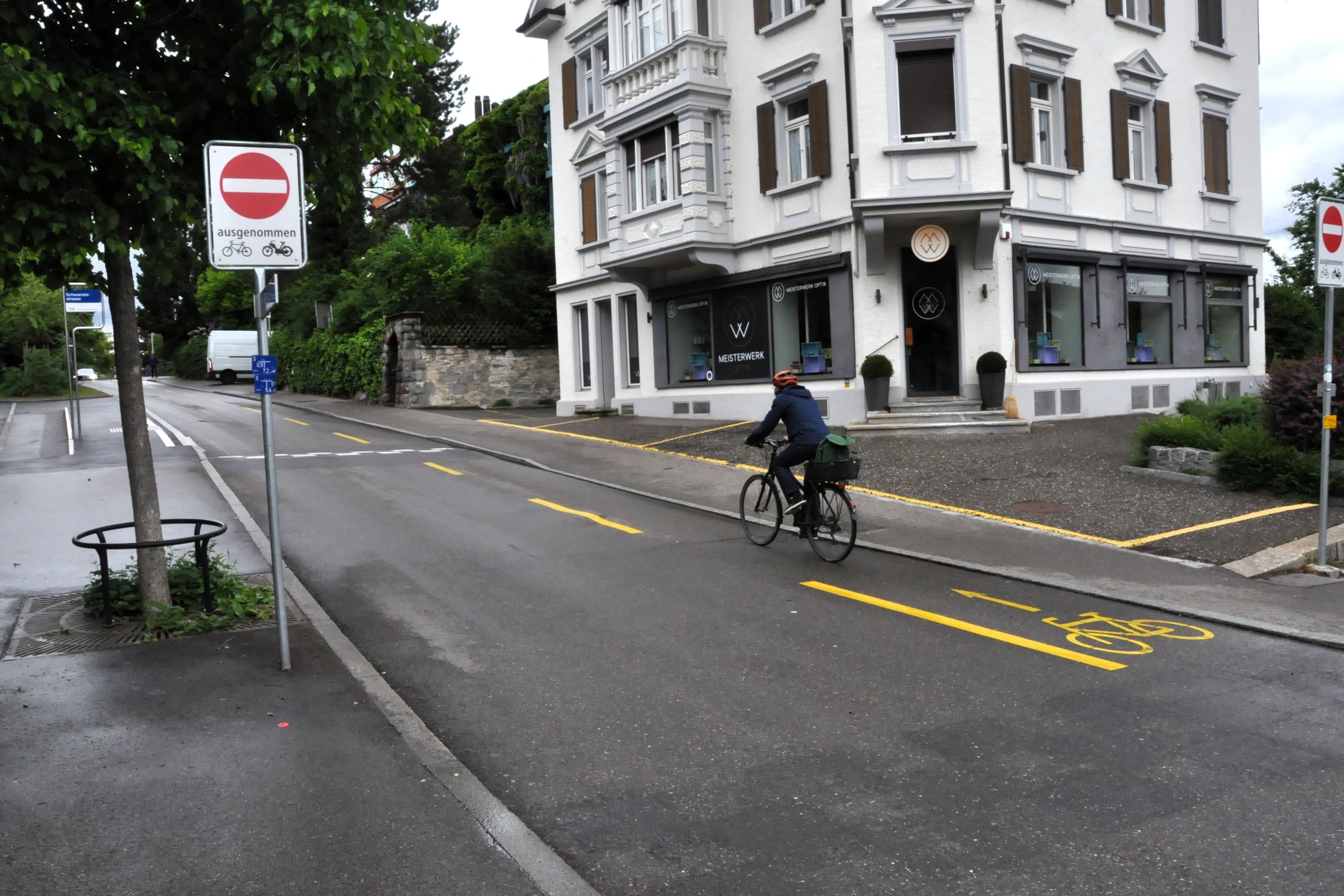 Auf mehreren Strassen im Thalwiler Zentrum herrscht für Autos ein Einbahnregime. Zweiräder dürfen jedoch in beide Richtungen fahren.