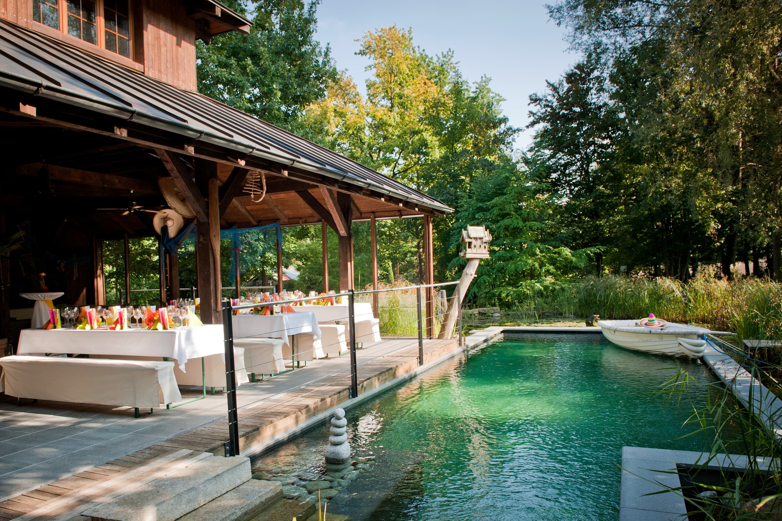 Der Pool und der Holzpavillon sollen künftig zum Veranstaltungsbereich gehören, der mit Lärmschutzwänden eingefasst wird.