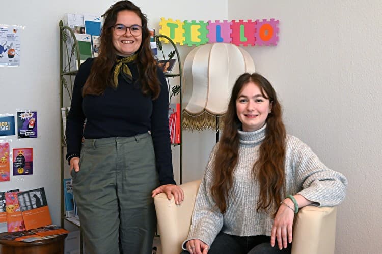 Die Sozialarbeiterinnen Anikó Nagy (links) und Selina Tollardo (rechts) in den Räumlichkeiten von «Tello – Offene Beratung» am Bauackerweg 6.