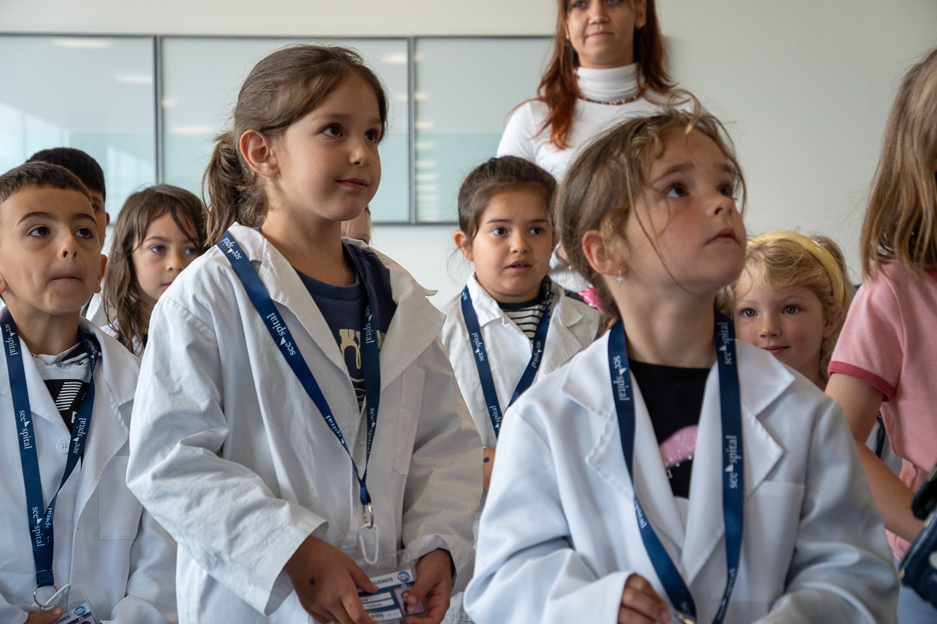 Die Adliswiler Kindergartenkinder verwandelten sich für einen Vormittag in Ärztinnen und Ärzte des See-Spitals.