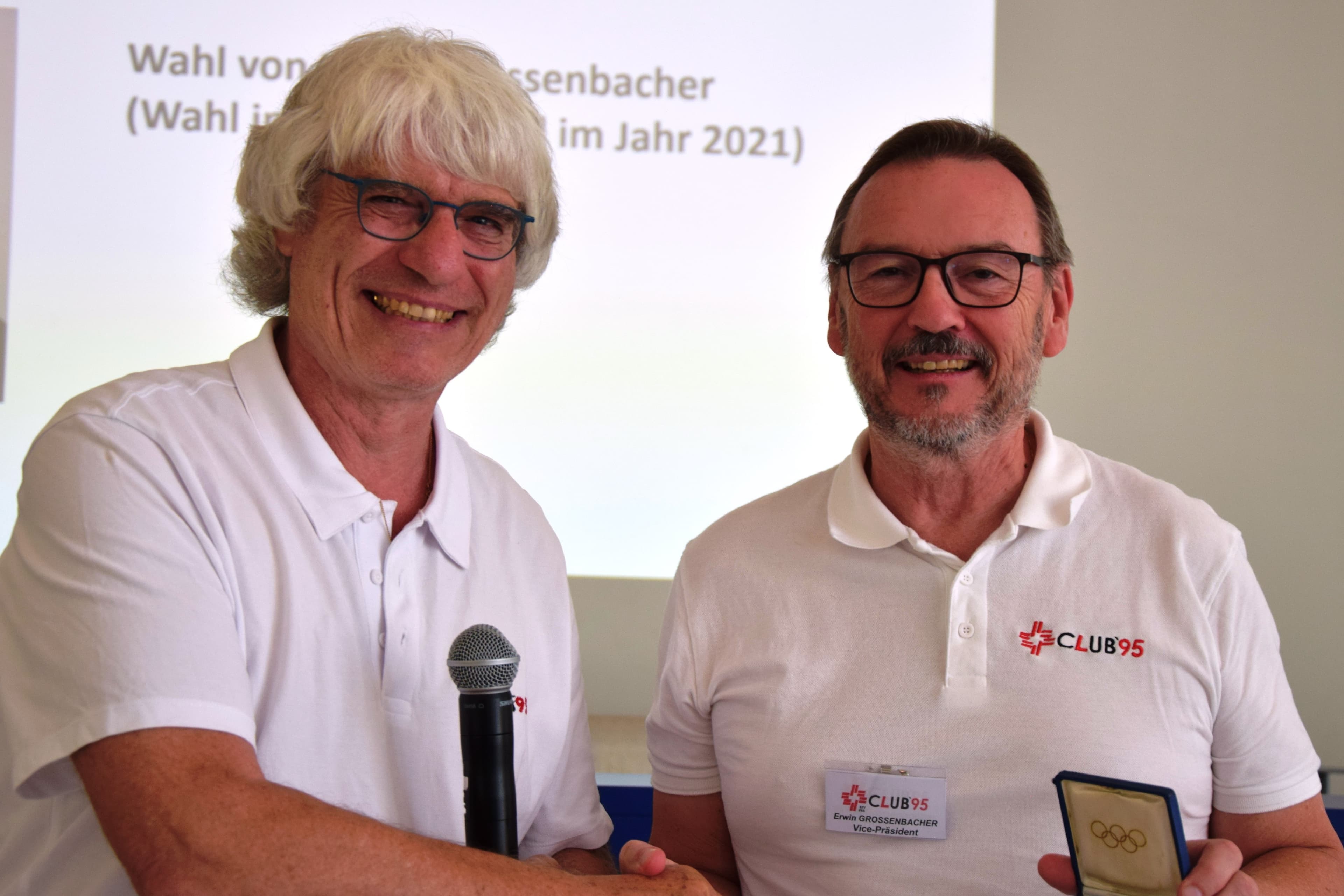 Der abtretende Präsident Gery Meier (links) gratuliert dem Neugewählten Erwin Grossenbacher