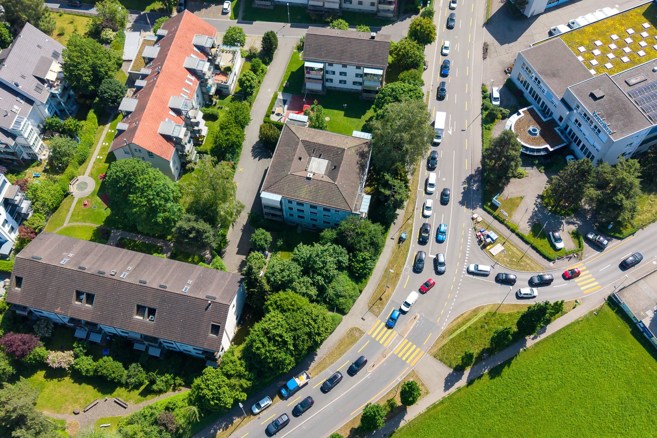 Wegen der Arbeiten am Kreisel staut sich der Verkehr auf der Tischenloostrasse (von oben) und der Zürcherstrasse (von rechts).