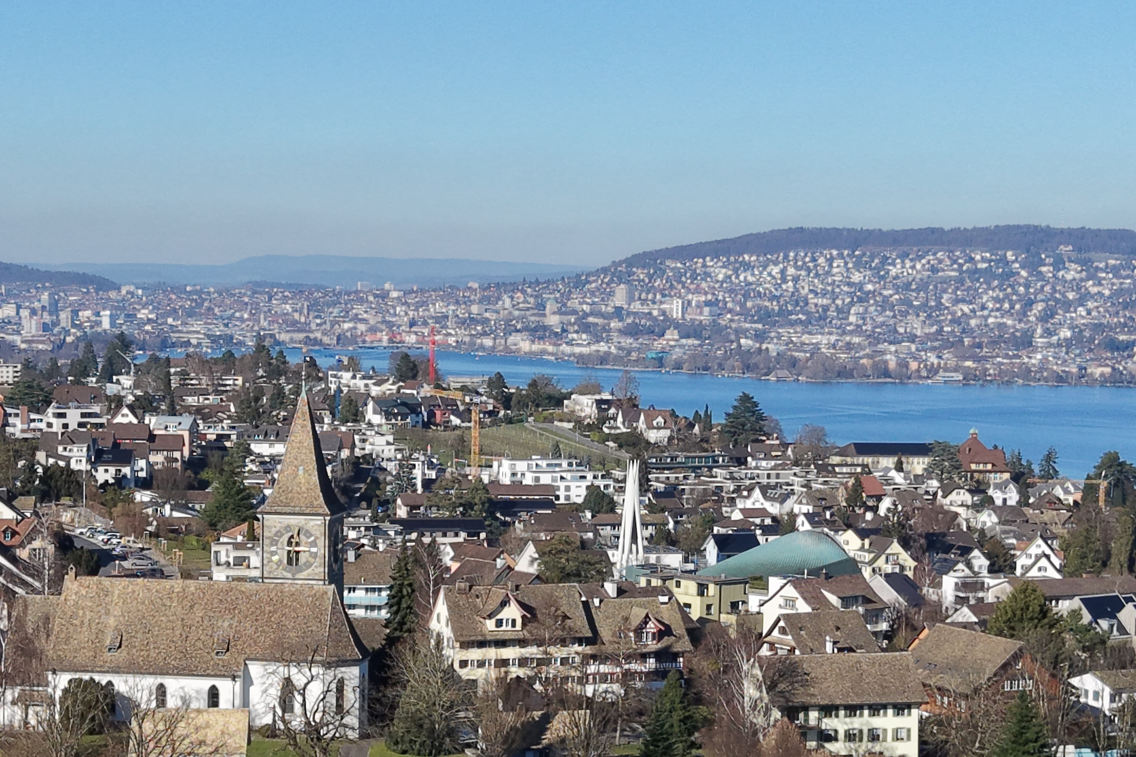 Die Nähe zu Zürich und zum See macht Kilchberg potenziell interessant für die Vermietung von Wohnungen über Plattformen wie Airbnb.