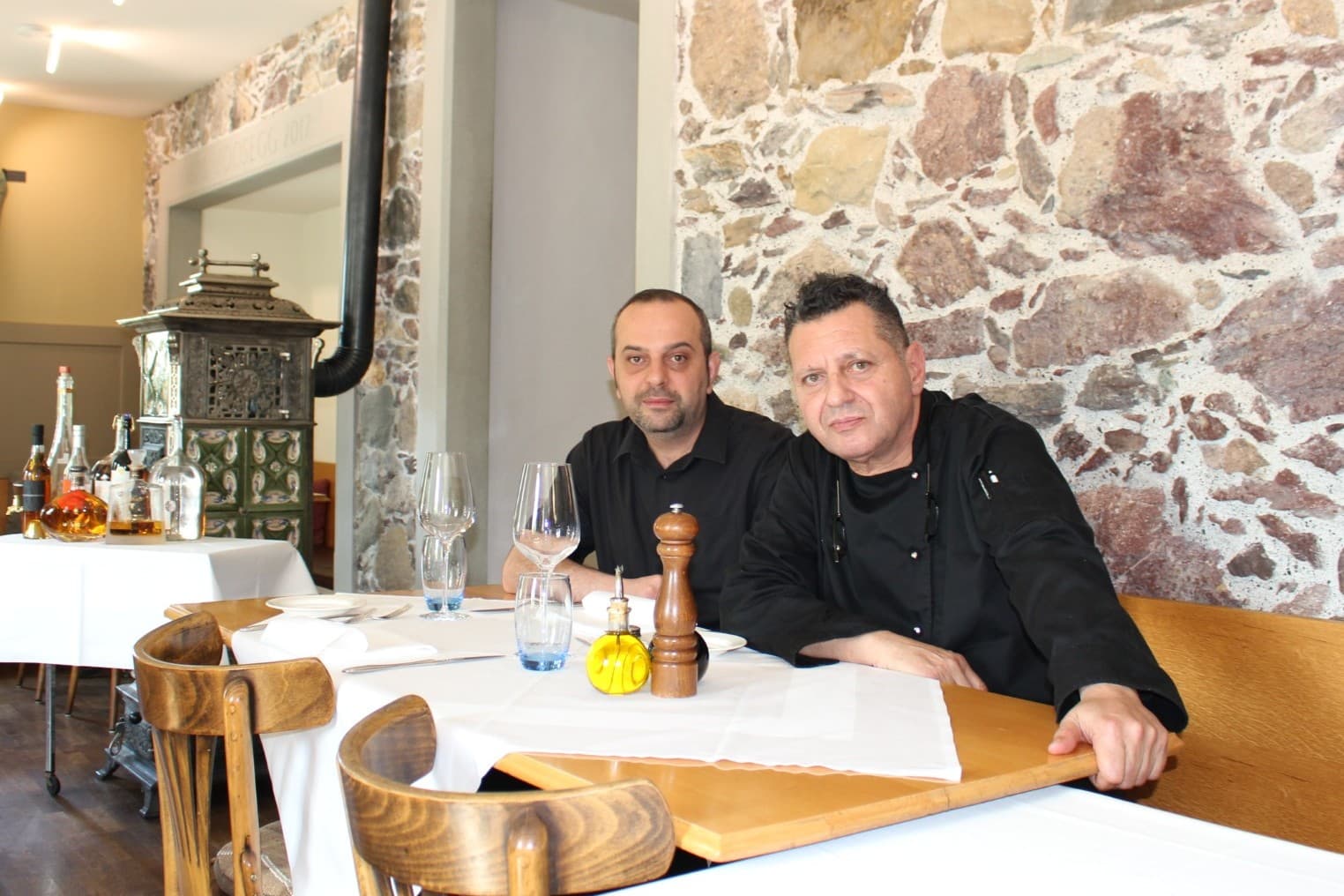 Geschäftsführer Arlind Sopaj (links) und Chefkoch Mauri Brocca in der Gaststube der Moosegg in Rüschlikon.