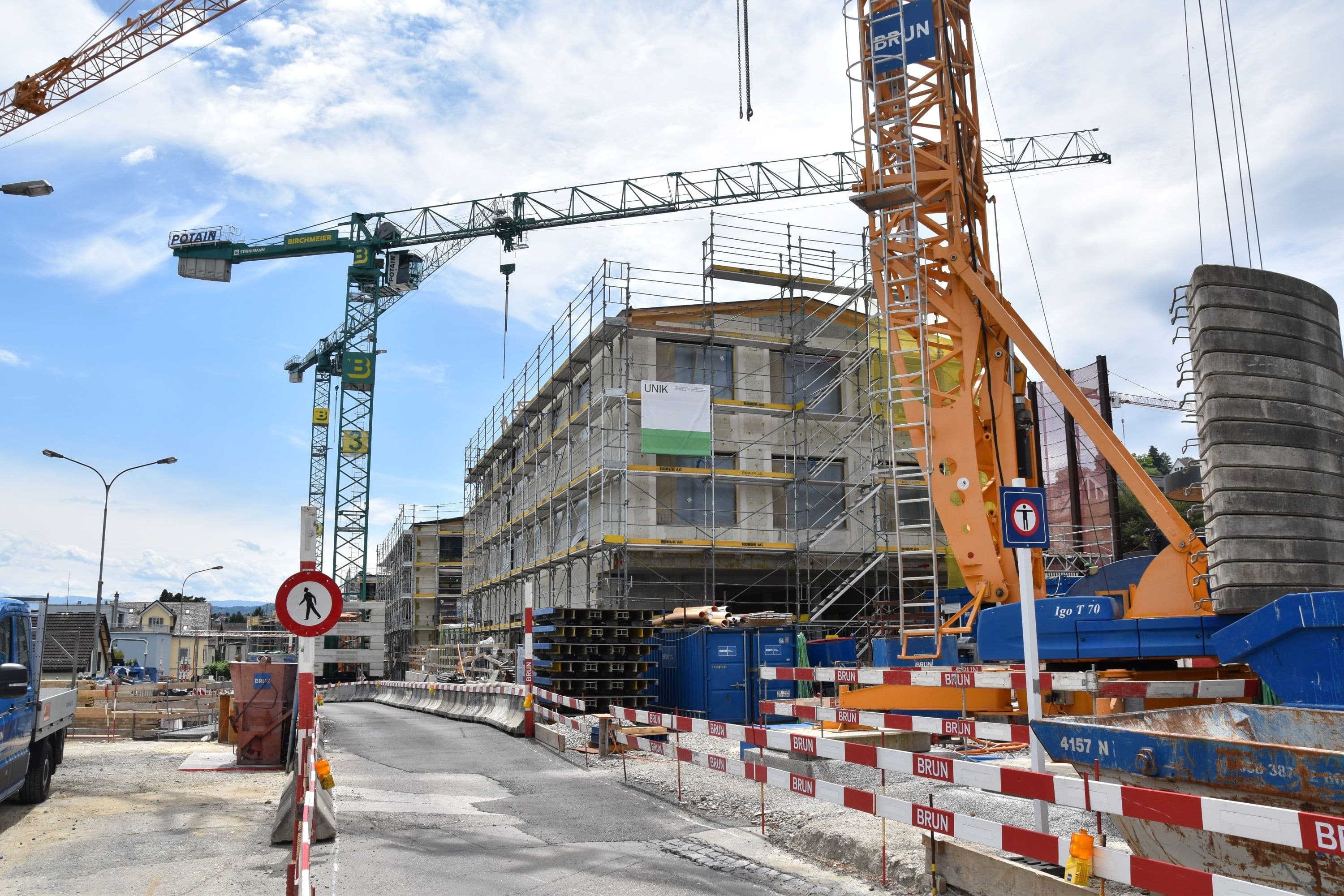Nicht nur für Fussgänger, auch für Autofahrende wird die Bahnhofstrasse in Rüschlikon im Sommer gesperrt sein.