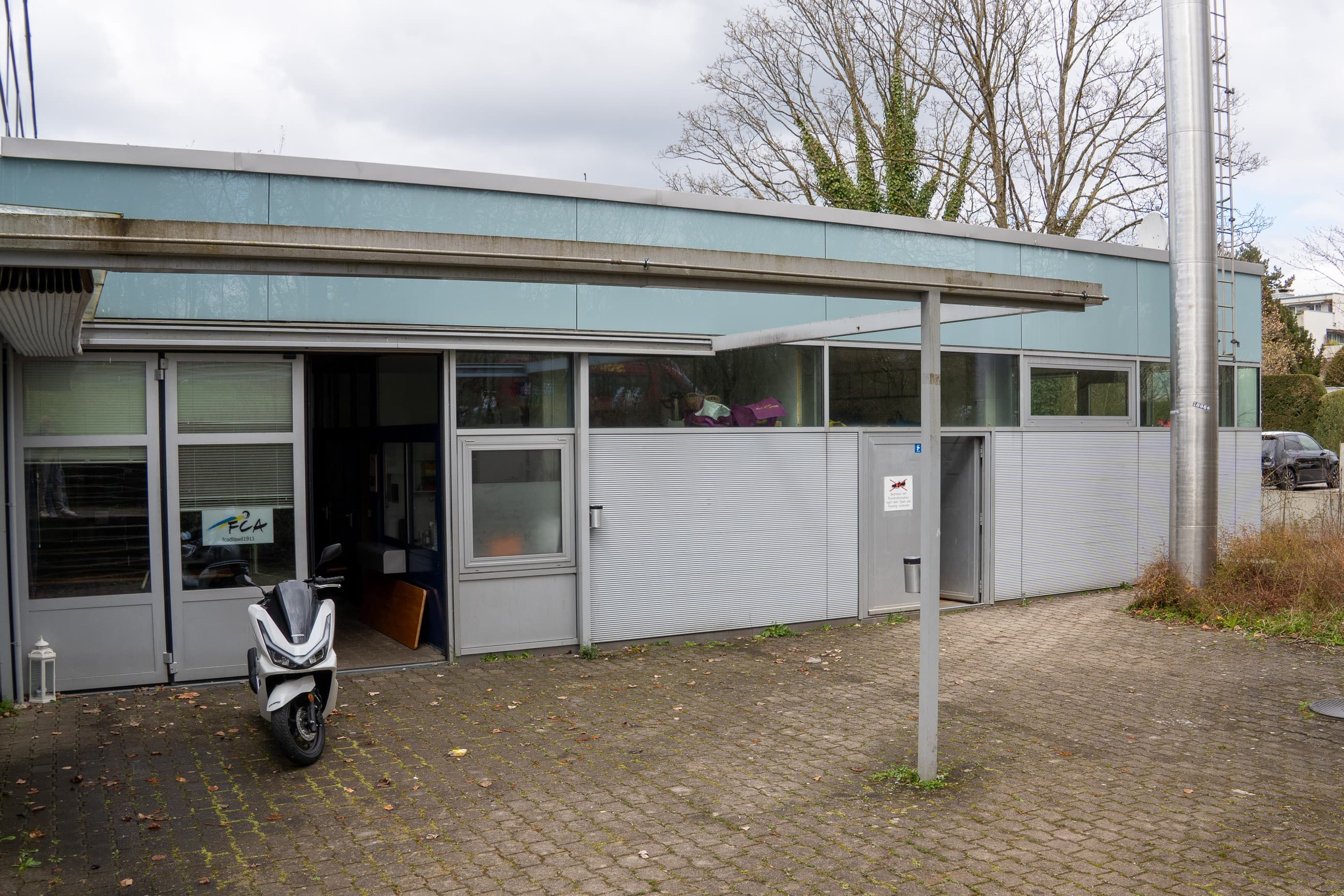 Die 50-jährigen Garderoben in der Sportanlage Tal in Adliswil können saniert werden.