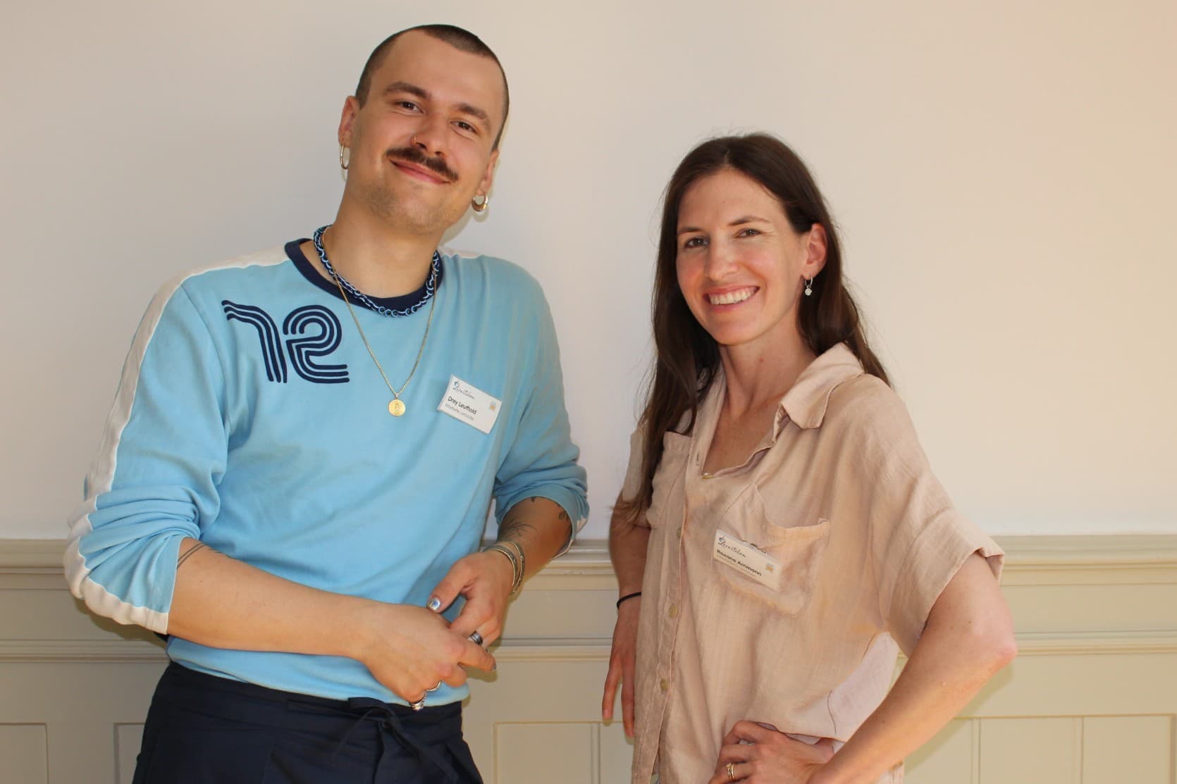 In der «Lernstube Light» im Herzen von Adliswil bieten Drey Leuthold (links) Roxanne Ammann und Anna Maros (nicht auf dem Bild) Hilfe an bei Fragen zur Arbeitswelt und zum Alltag.