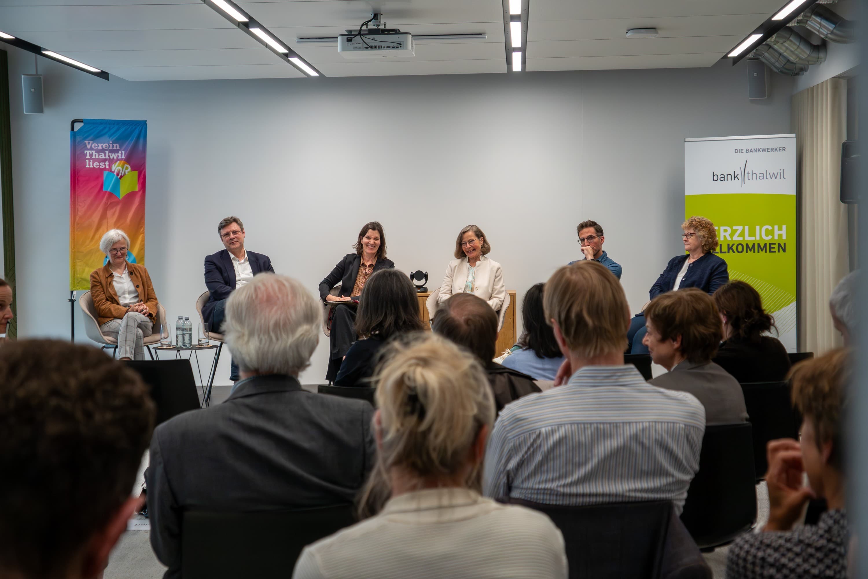 Diskutierten über die Lesekompetenz der Jugendlichen (von links): Afra Sturm, Alex Weingart, Moderatorin Annette Boll, Karin Mari, Silvan Muffler und Rosmarie Lienhard.