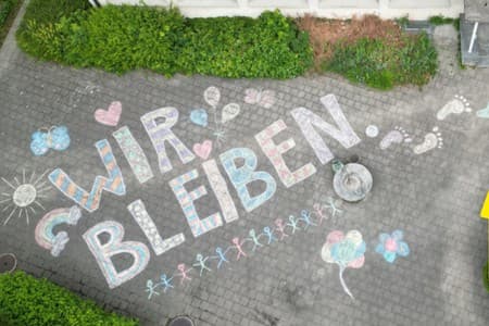 Mit diesem Bild werben Eltern für ihre Petition, mit der sie den Erhalt des Familienzentrums im ehemaligen Kindergarten Isengrund fordern.