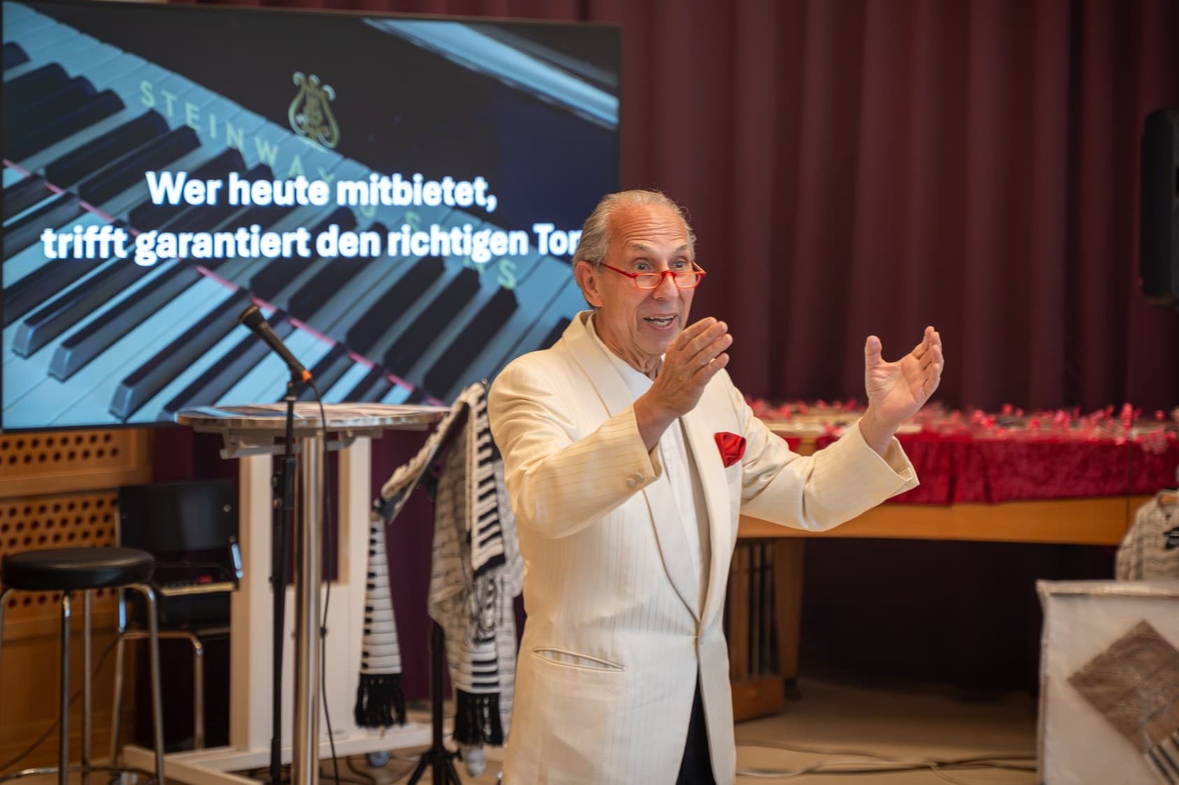 Raymond Fein führte als Auktionator durch den Spendenanlass für den Musikschul-Flügel.