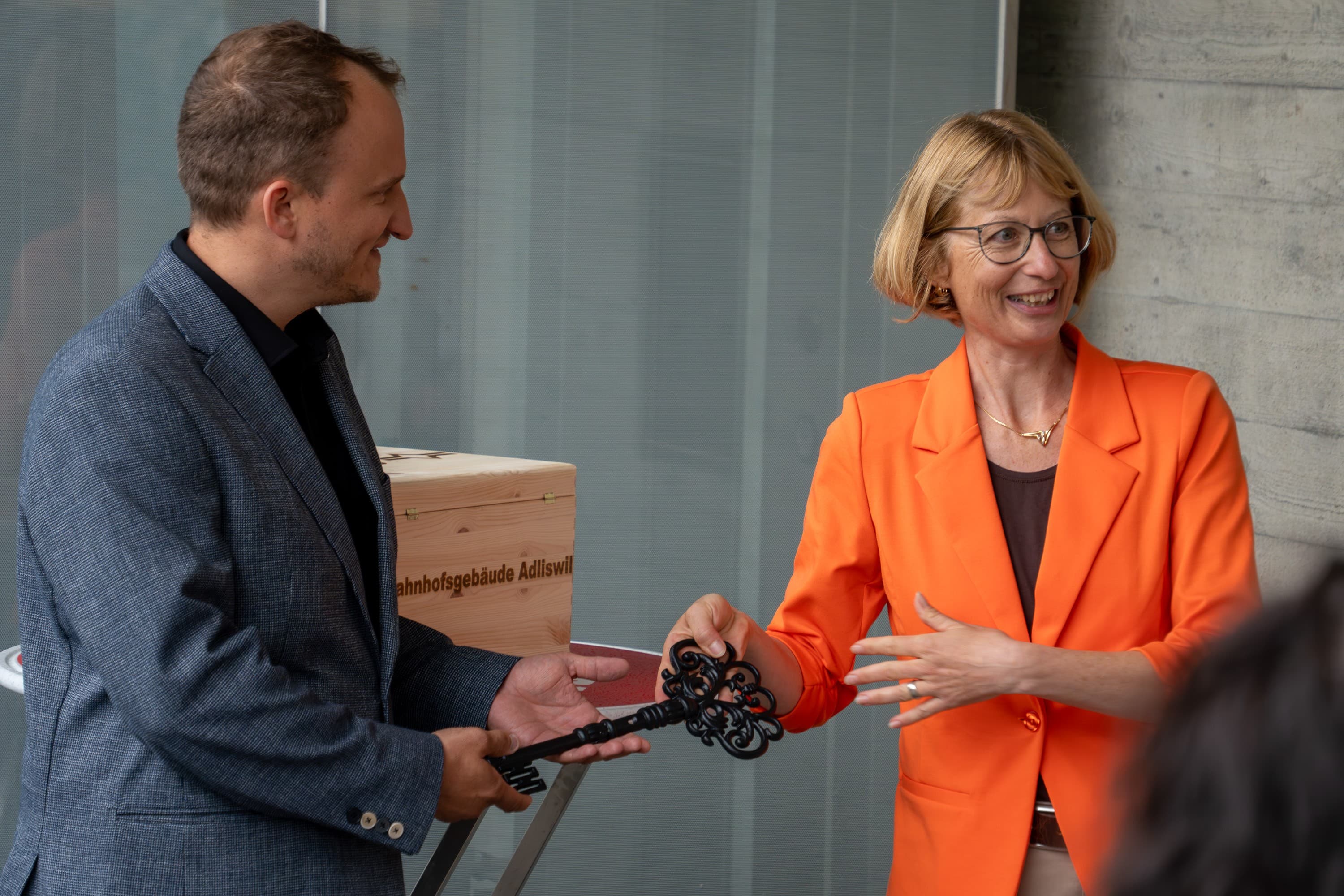 Andrea Felix, Verwaltungsratspräsidentin der SZU, übergab der Bauleitung (Andreas Fritschi) einen schwarzen Schlüssel.