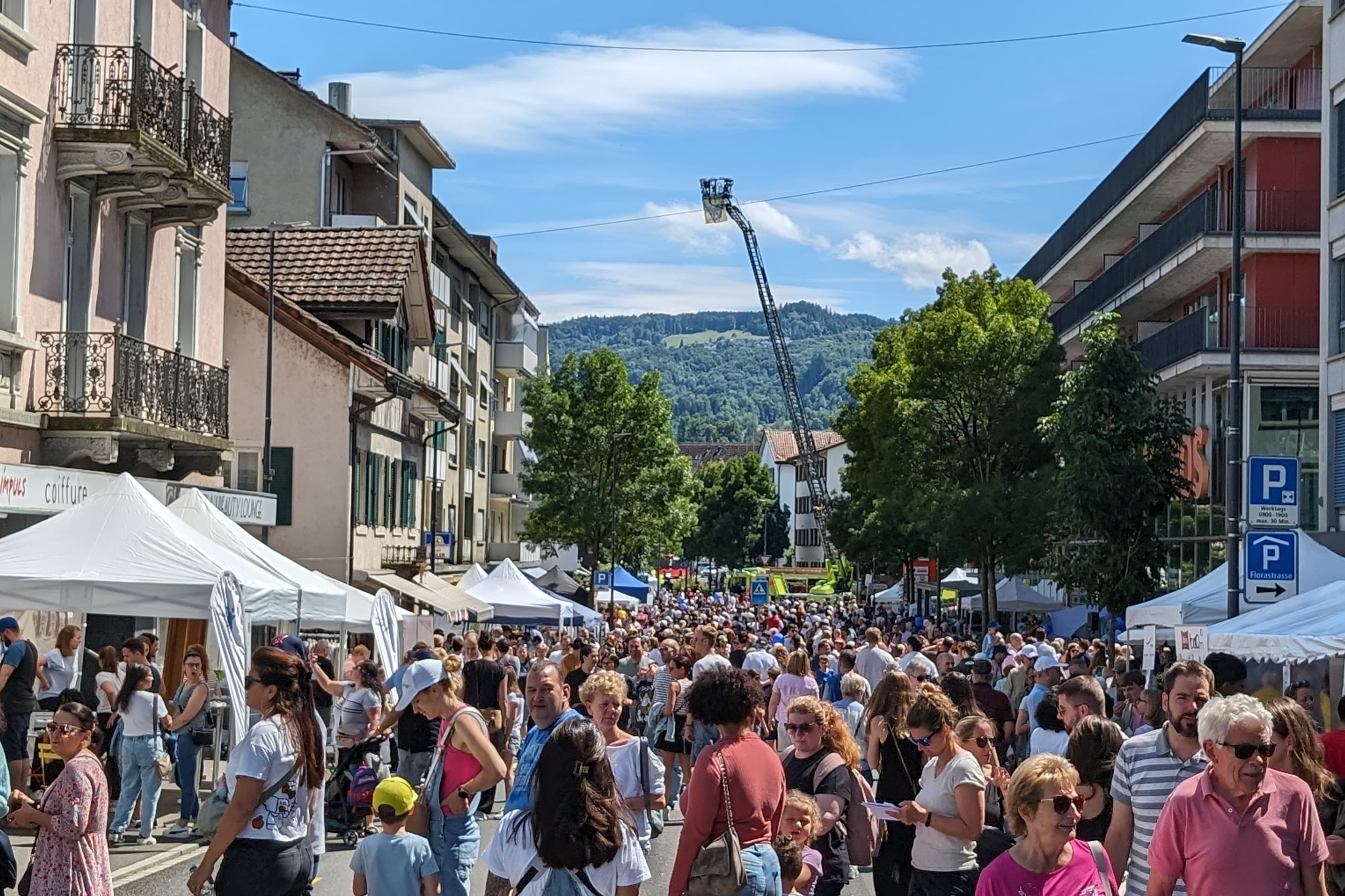 Auf der gesperrten Albisstrasse werden sich am Sonntag wieder die Festbesuchenden tummeln (Bild vom Fest 2024).