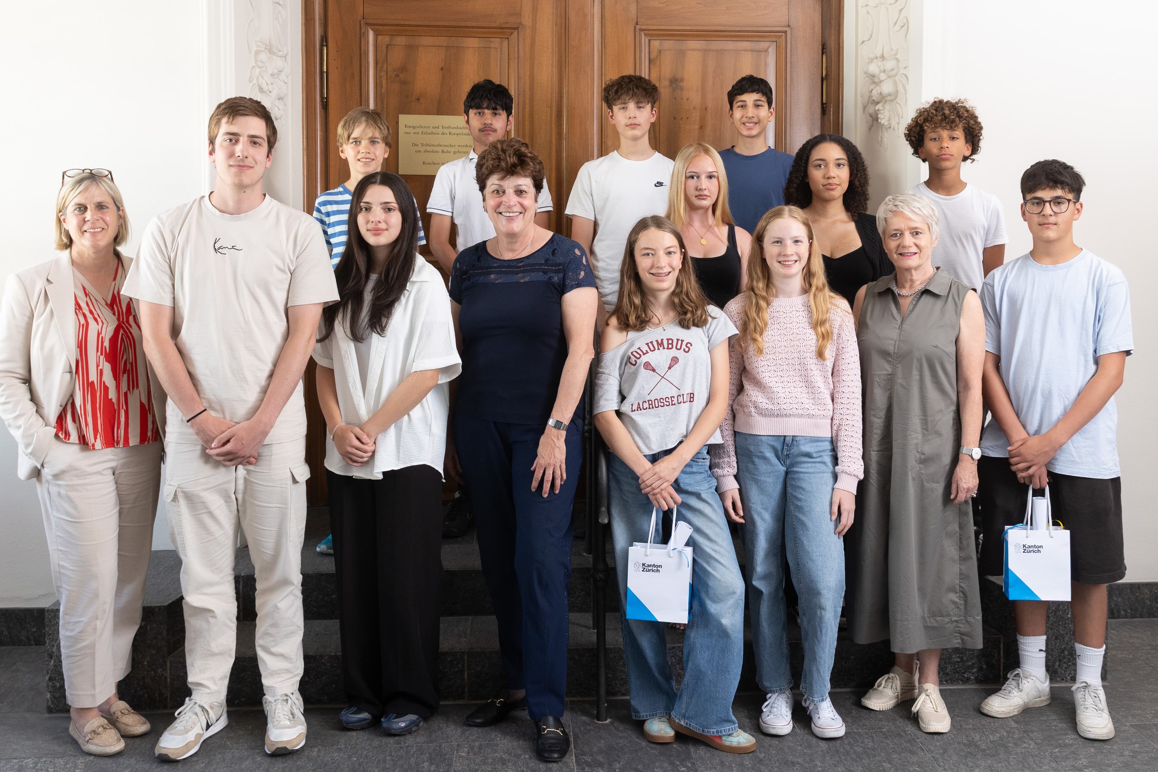 Unter den ausgezeichneten Schülerinnen befanden sich auch die Thalwilerinnen Malin Schiess (erste Reihe, fünfte von links) und Anna Kahler (sechste von links), eingerahmt von den Regierungsrätinnen Silvia Steiner (vierte von links) und Jacqueline Fehr (siebte von links). Links aussen: Kantonsratspräsidentin Romaine Rogenmoser.