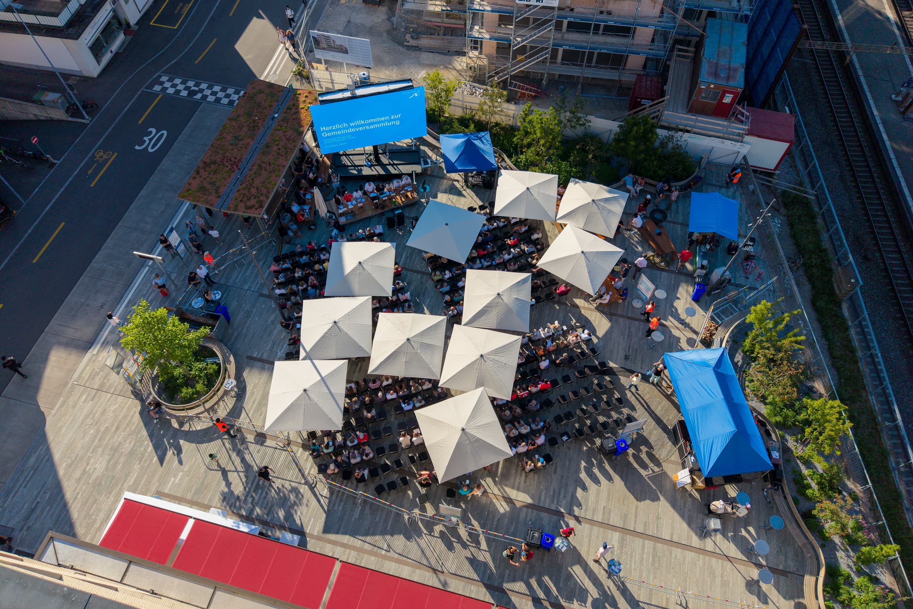 Landsgemeinde-Stimmung auf dem Thalwiler Centralplatz: Die Gemeindeversammlung fand bei schönstem Wetter draussen statt.
