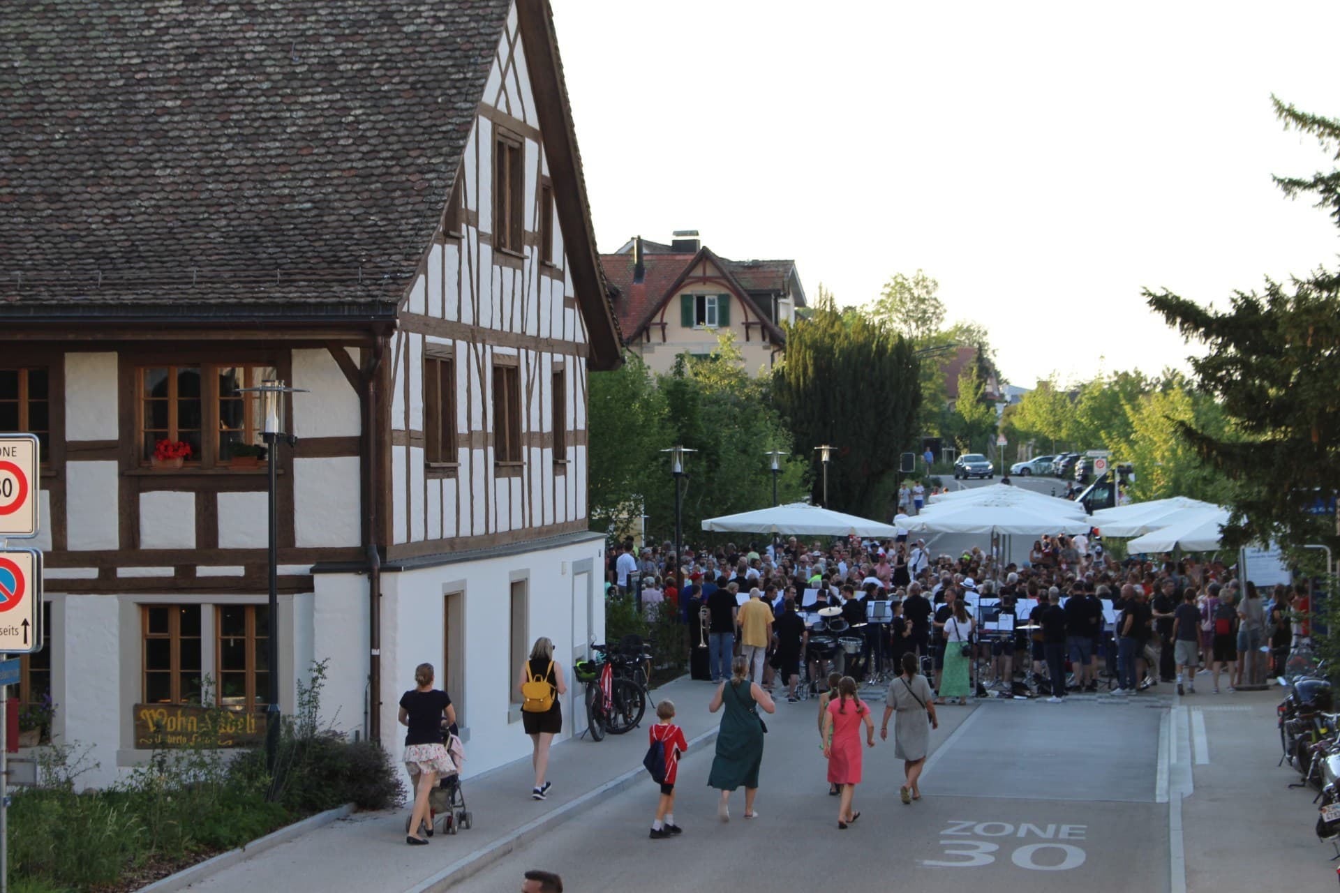 Grossandrang auf dem Kilchberger Chileplatz für die Ehrung von Leonardo Genoni.