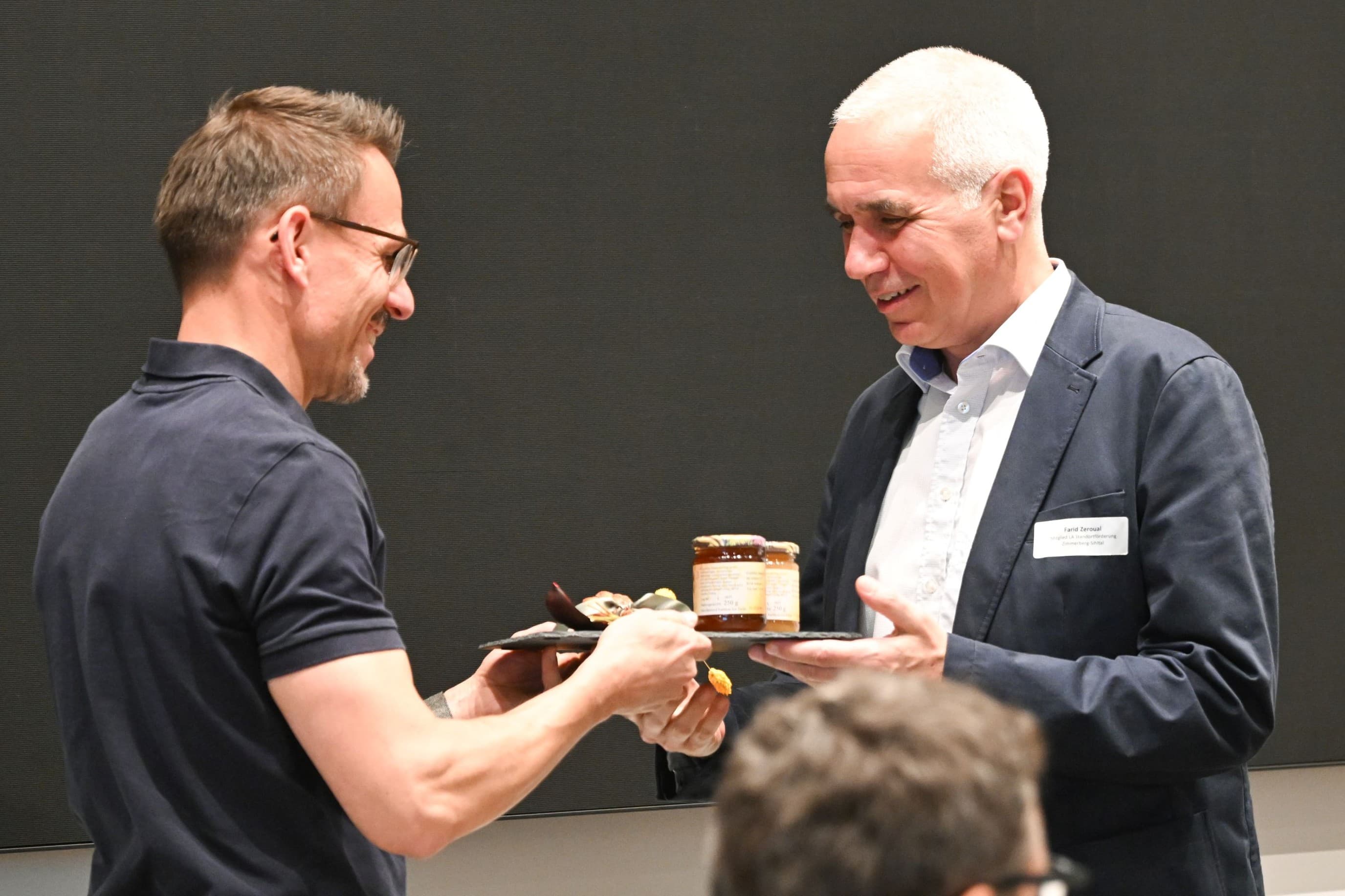 Der Adliswiler Alt-Stadtpräsident Farid Zeroual (rechts) wird von Standortförderer Stefan Lüthi verabschiedet.