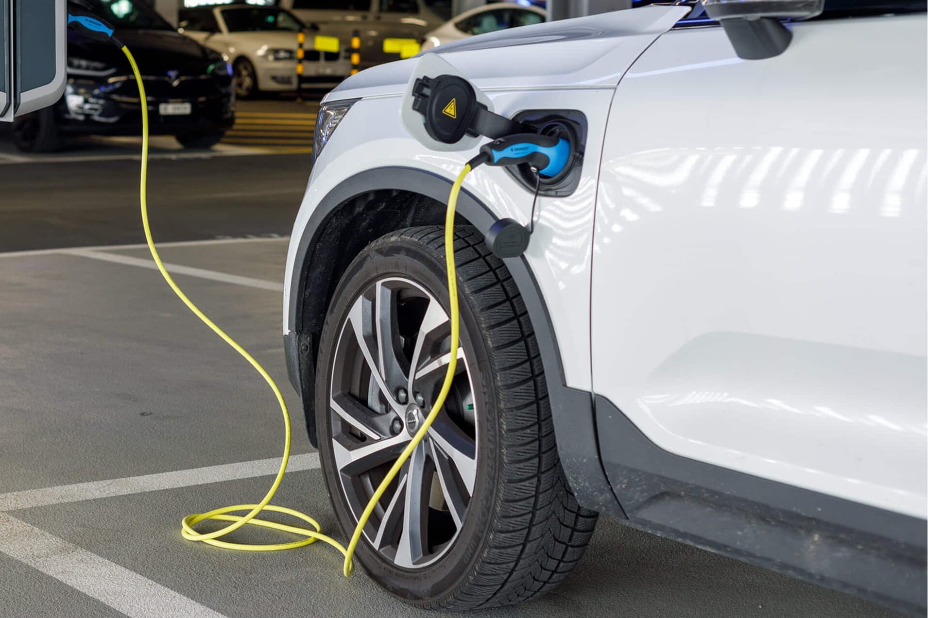 Da viele nicht zu Hause laden können, baut die Gemeinde Rüschlikon öffentliche Elektro-Ladestationen.