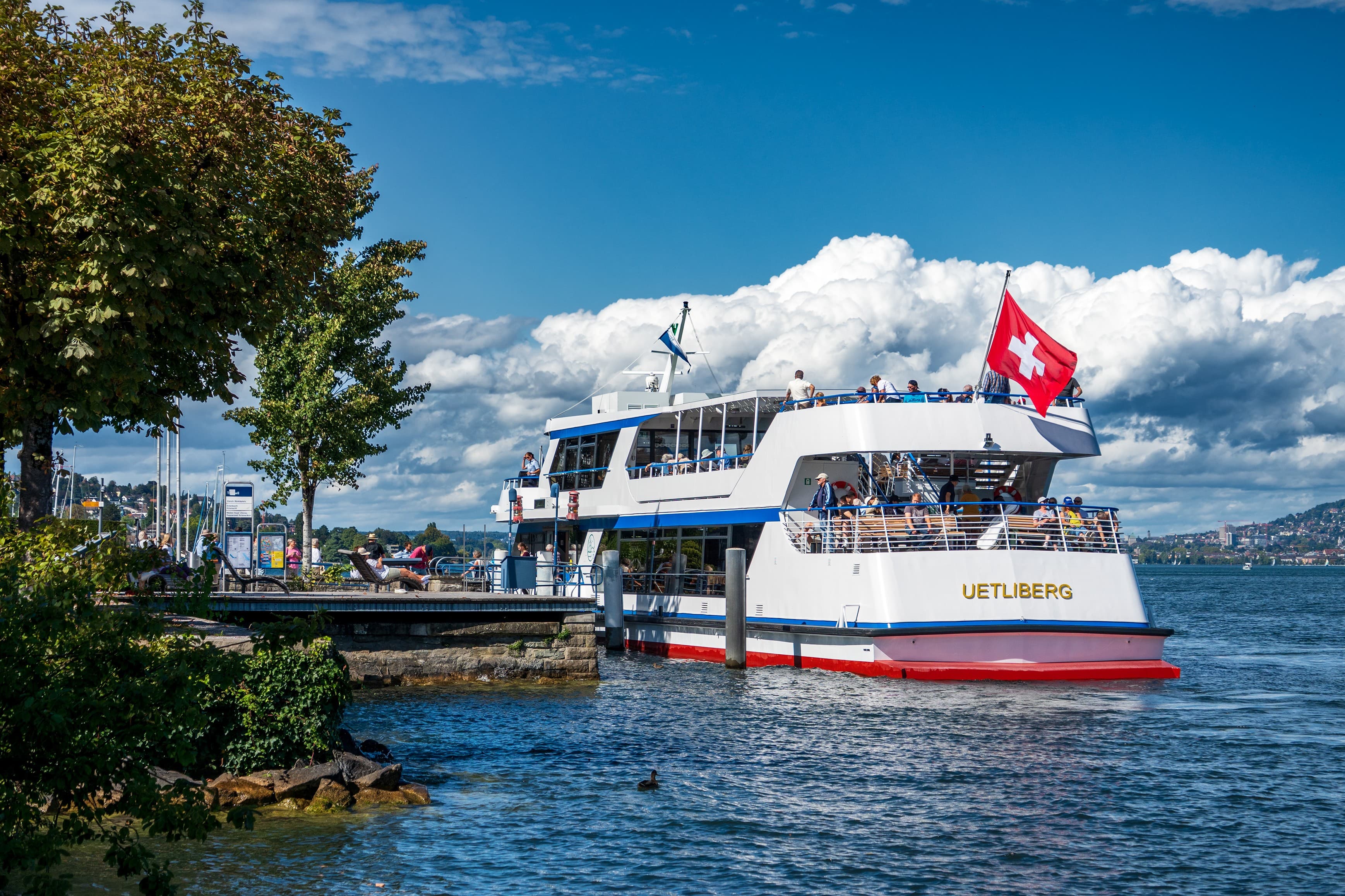 Das Elektroschiff EMS Uetliberg an der Schiffstation Thalwil.