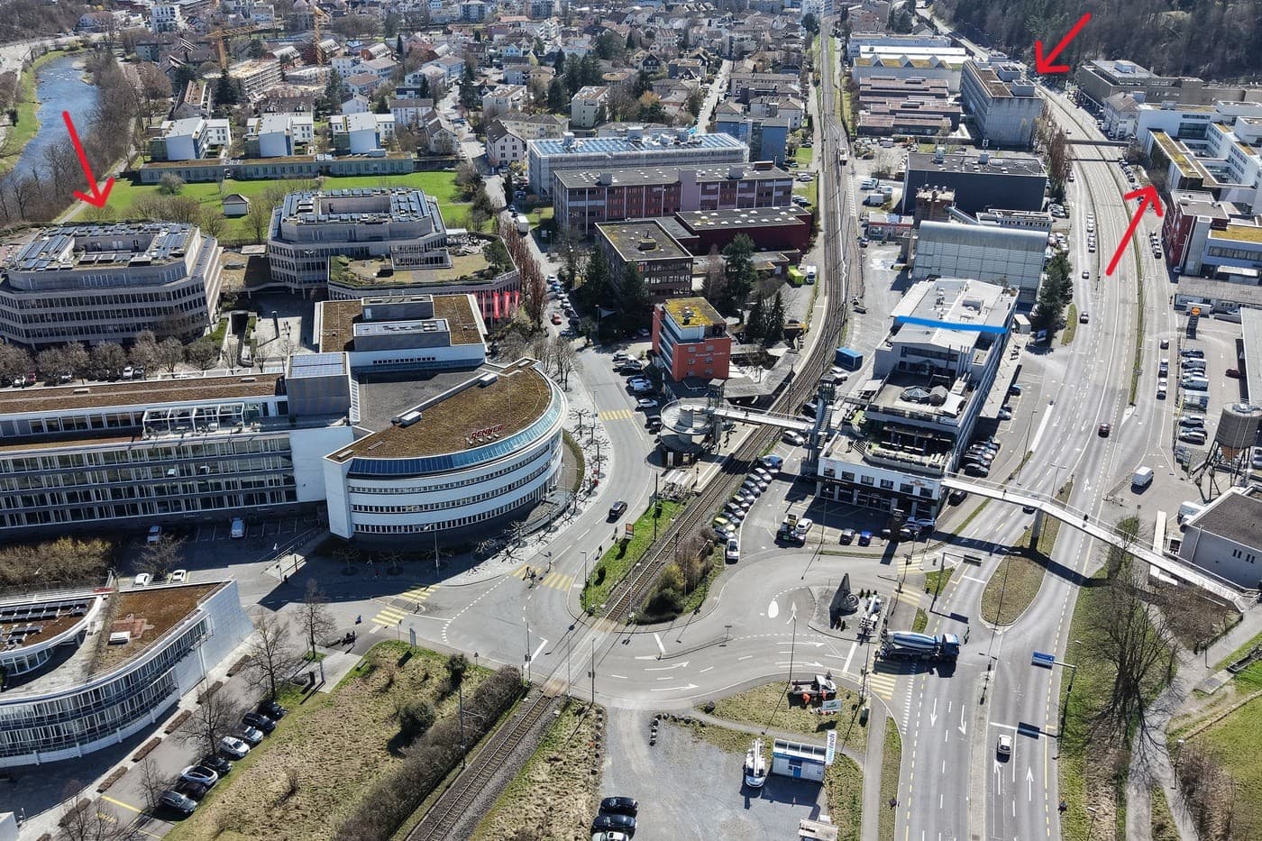 Im Gebiet Sood gibt es ein grosses Büroangebot (rote Pfeile): entlang der Sihltalstrasse (rechts) und im Haus SOO (links). Rund um die Bahnstation Sood-Oberleimbach (Bildmitte) entsteht jetzt eine Mischzone.