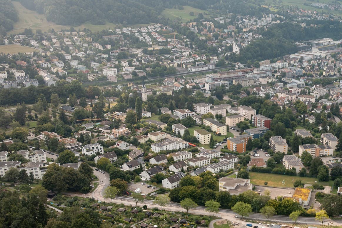Seit sechs Jahren darf die Stadt Adliswil eigene Grundstücke nicht mehr verkaufen. Der Stadtrat muss jetzt darlegen, welche Auswirkungen dieses Verbot hatte. Das verlangt das Stadtparlament.