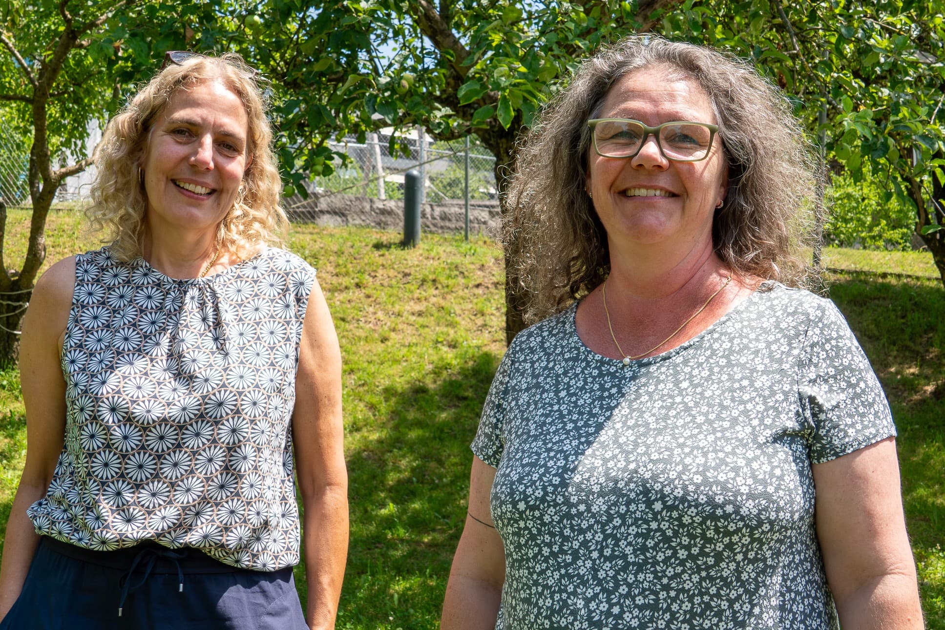 Kita-Geschäftsleiterin Sandra Ringger (links) und Betriebsleiterin Katharina Schacher im Garten des Chinderhuus Öpfelbaum.