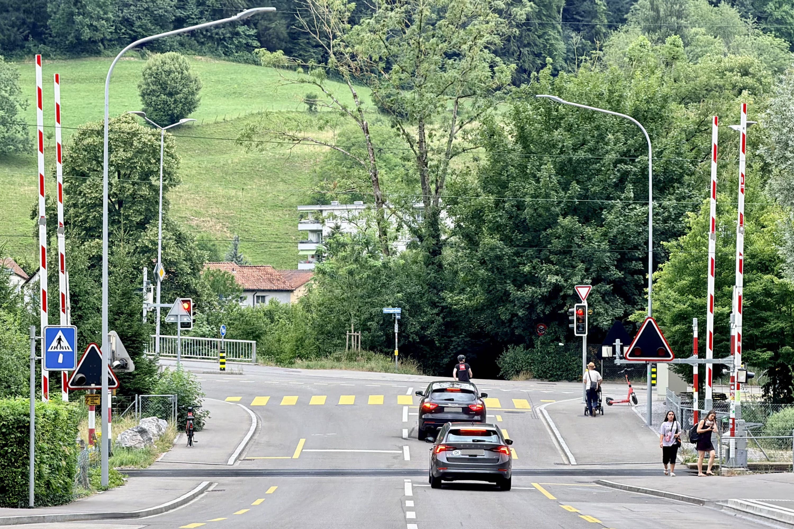 Beim Bahnübergang Butzenstrasse touchierte ein Bus einen der Barrierenholmen. Eine gute Stunde später war dieser bereits wieder repariert.