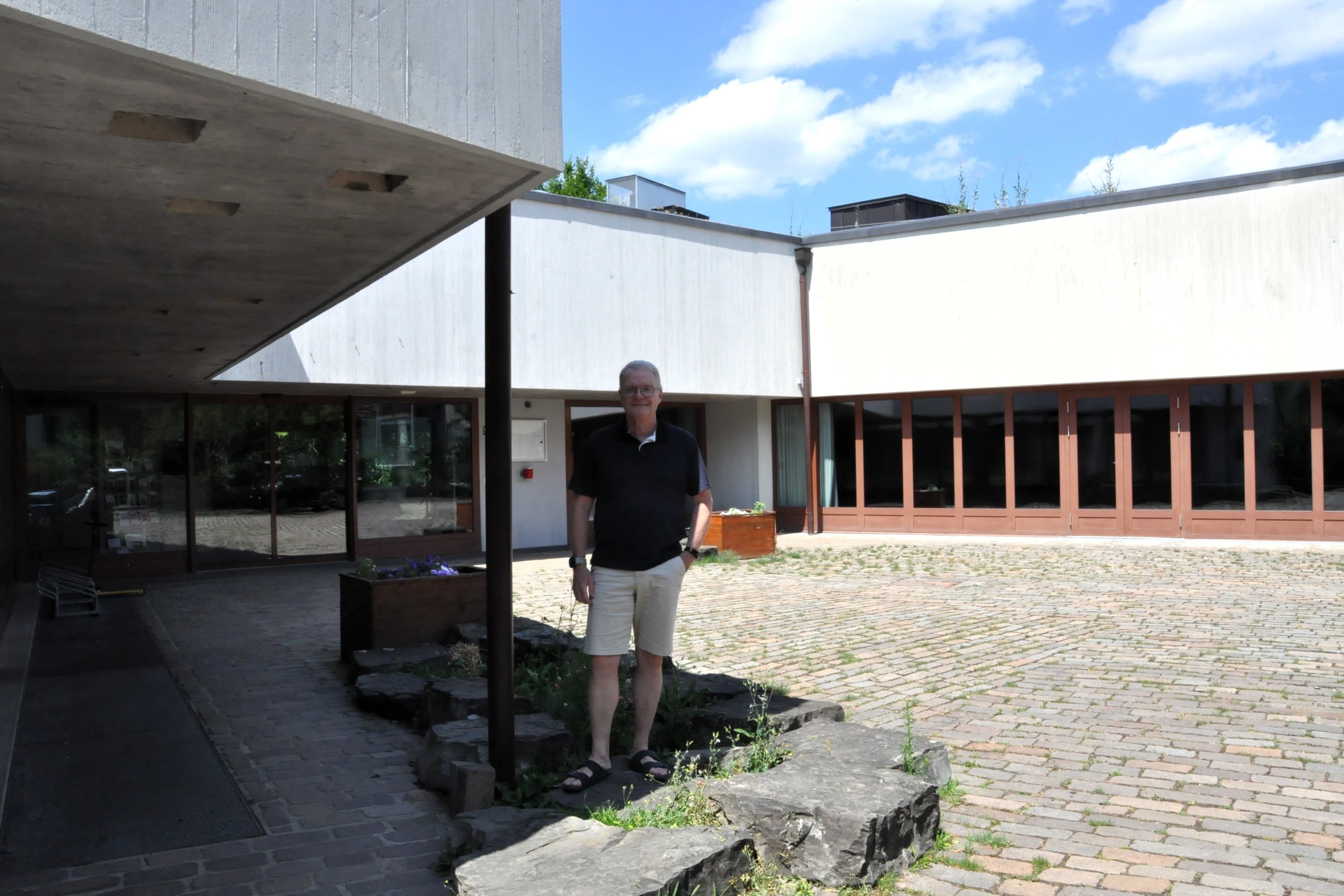 Kirchenpflegepräsident Märk Fankhauser im Innenhof des reformierten Kirchgemeindehauses, das für 3,7 Millionen Franken saniert werden soll.