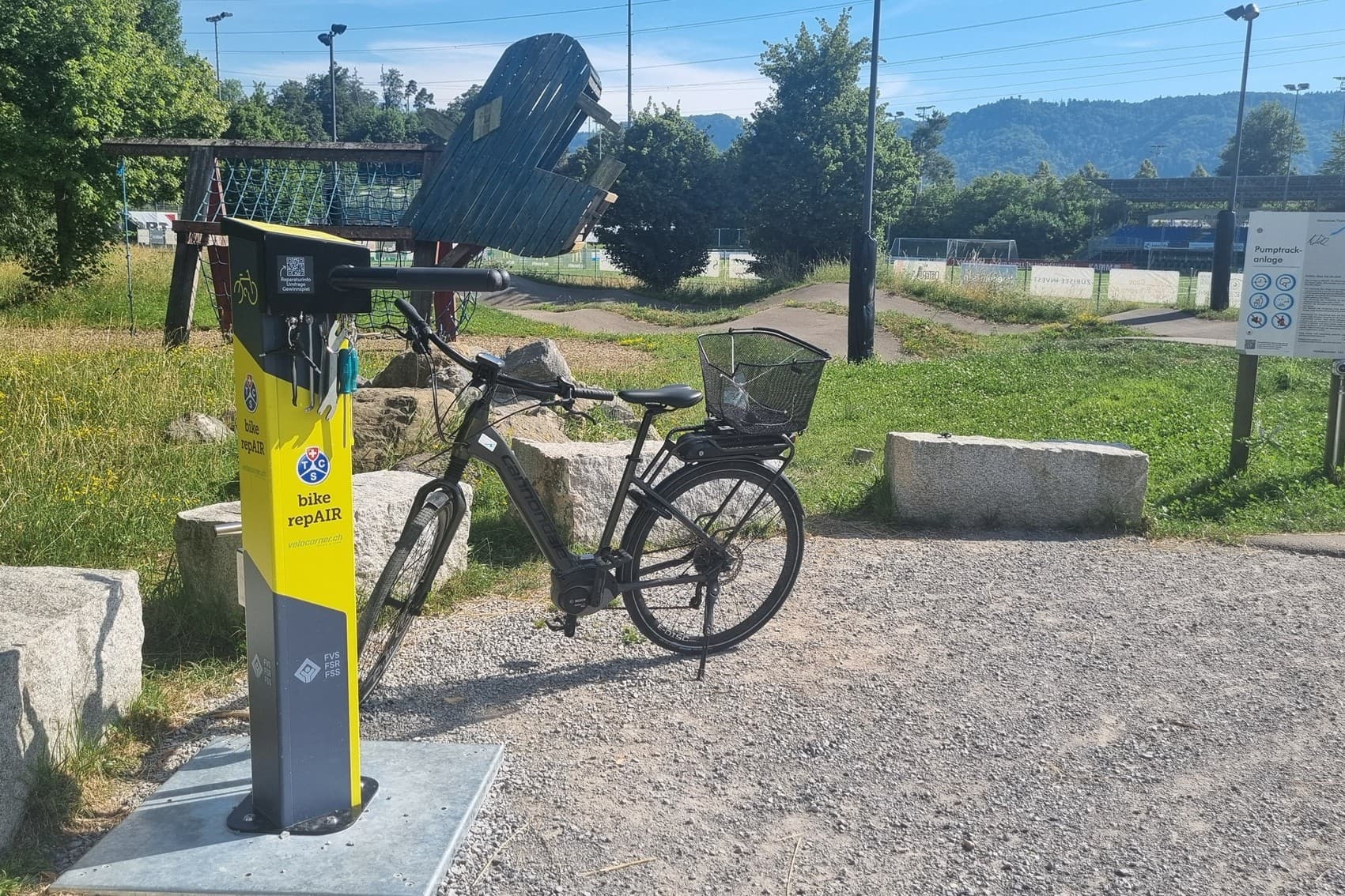 Die Reparaturstation bei der Pumptrackanlage ist mit einer Luftpumpe
sowie den wichtigsten Werkzeugen ausgestattet.