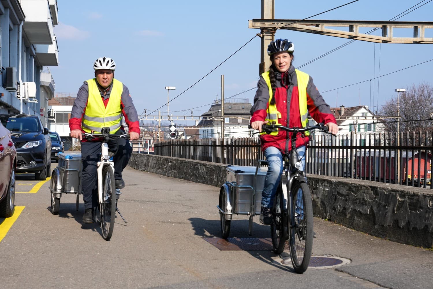 Seit 2008 liefern Sozialhilfebeziehende in Thalwil Einkäufe per Elektrovelo und Anhängern nach Hause.