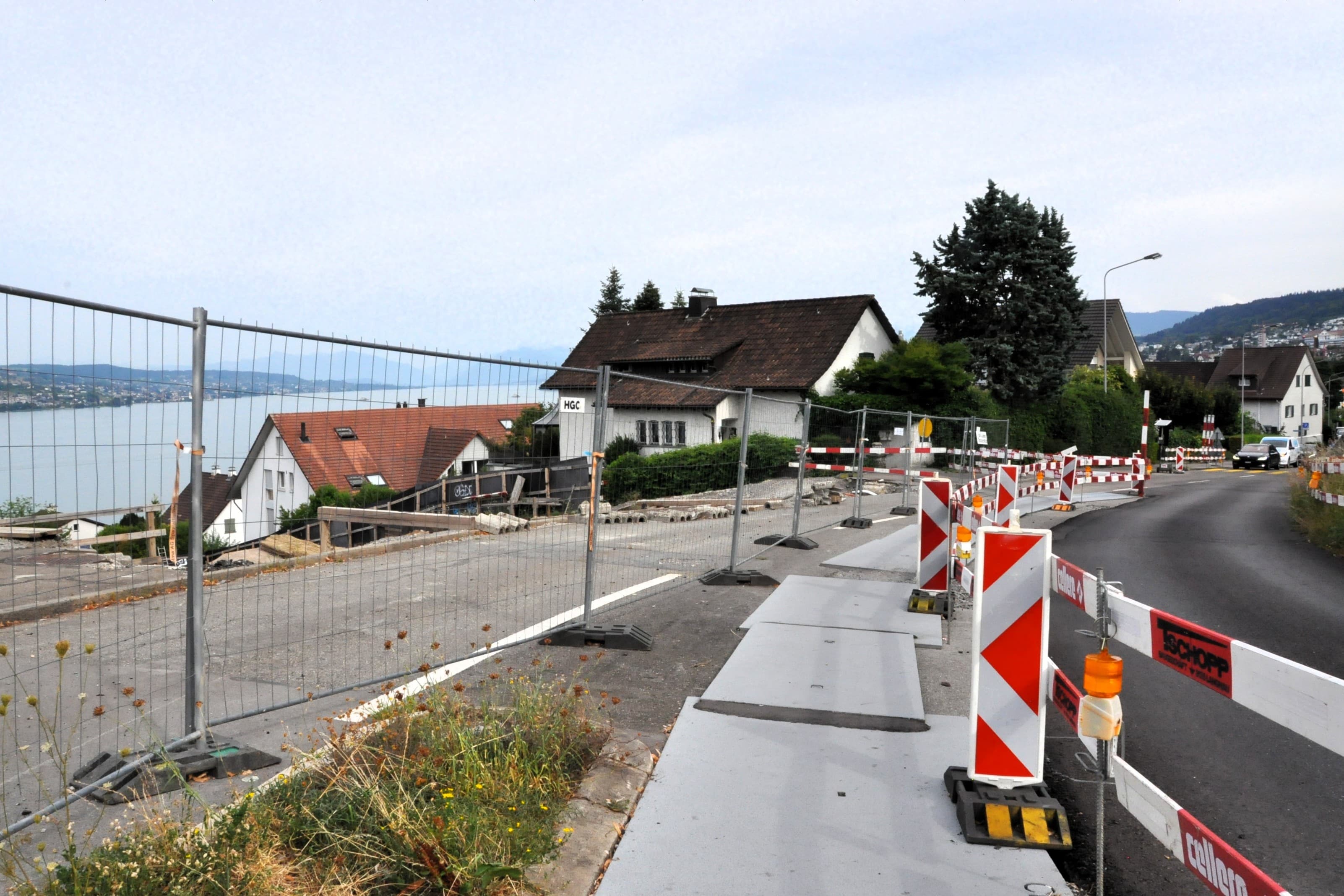 Noch bis Ende 2026 bleibt dieser Abschnitt der Alten Landstrasse in Oberrieden nur einspurig befahrbar.