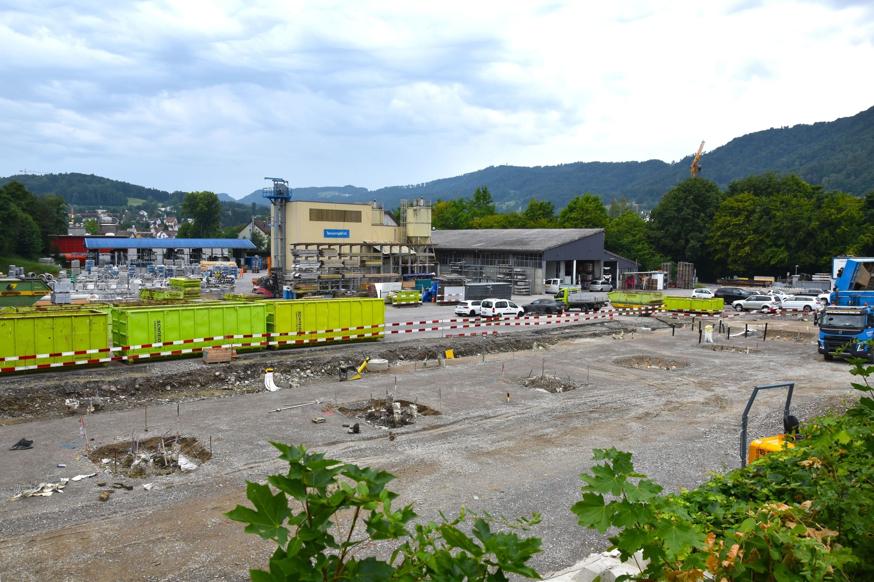 Vom Sportplatz Tüfi aus sieht man erst den Boden des neuen Entsorgungsparks Adliswil. Die Eröffnung ist im nächsten Frühling geplant.