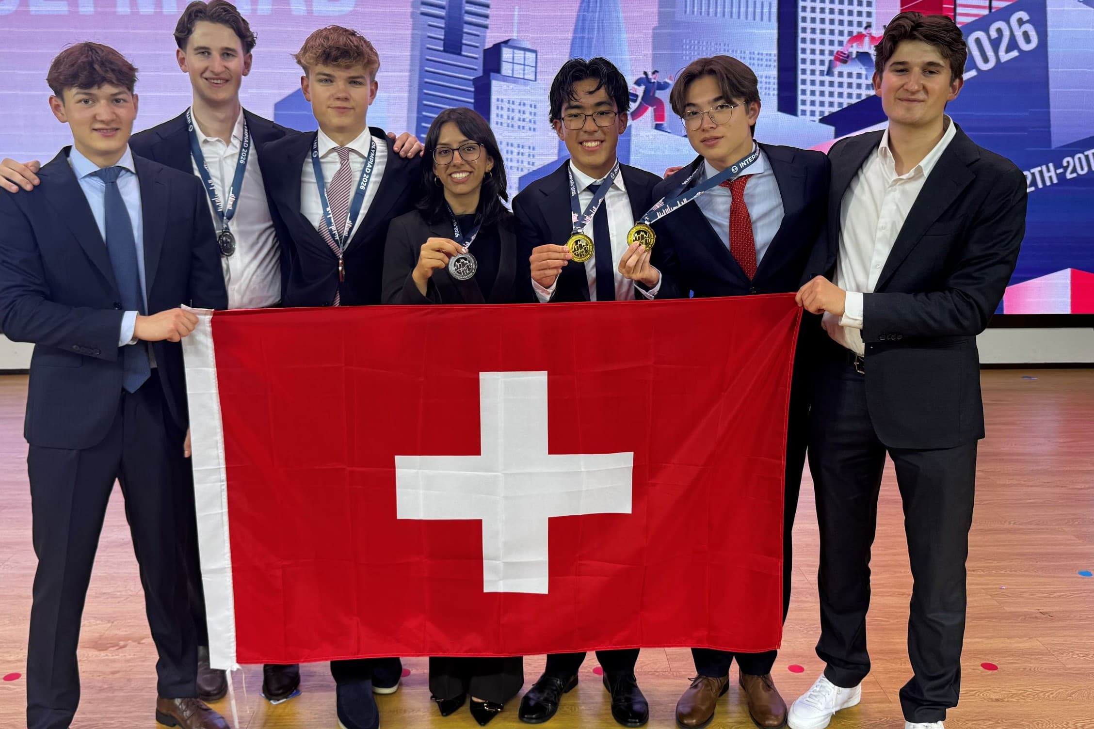 Das erfolgreiche Schweizer Team an der Wirtschafts-Oympiade in Shenzhen. Mit dem Adliswiler Eric Lüscher (Zweiter von rechts),