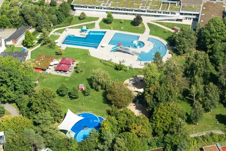 Das kühle Nass lockt vergeblich: Die Wasserbecken im Freibad Adliswil dürfen nicht benützt werden.