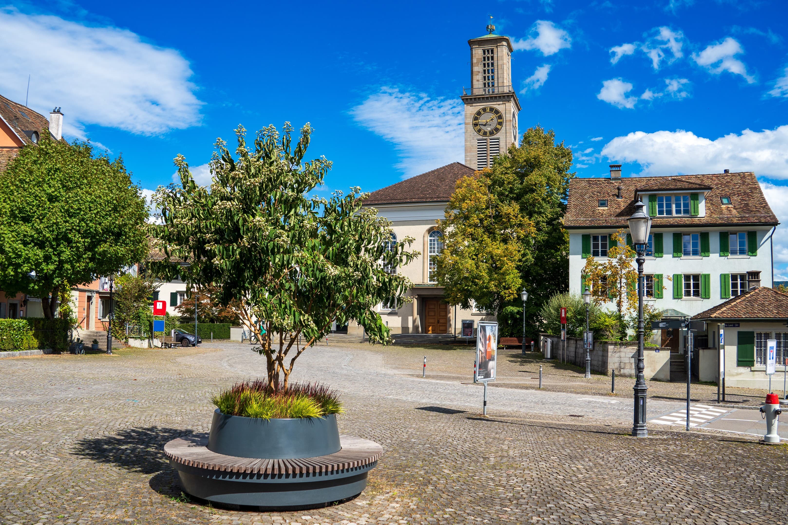 Der holprige Pflasterbelag des Plattenplatzes vor der reformierten Kirche Thalwil wird erneuert.