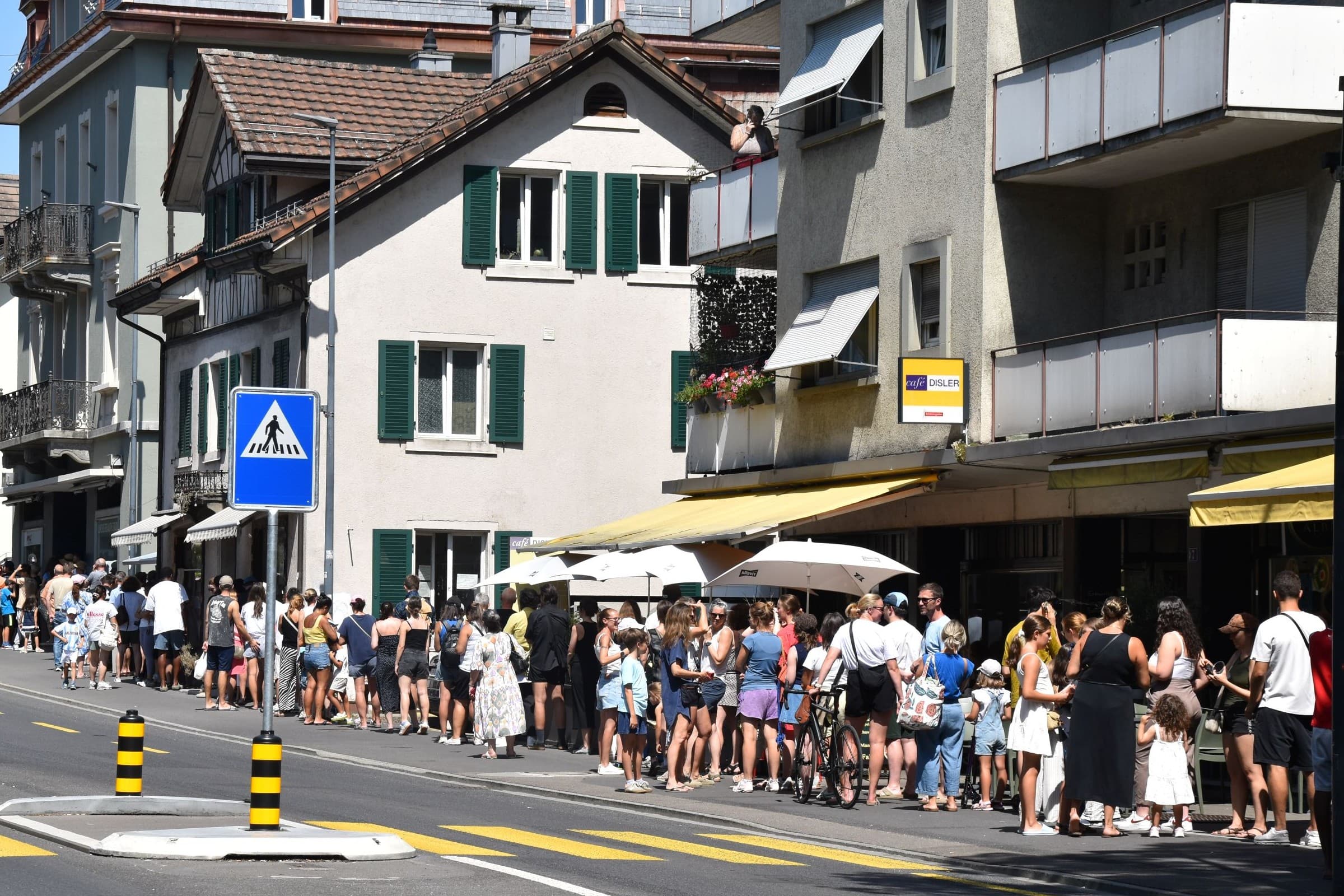 Eine 100 Meter lange Schlange bildete sich am Mittwochabend entlang der Albissstrasse in Adliswil.