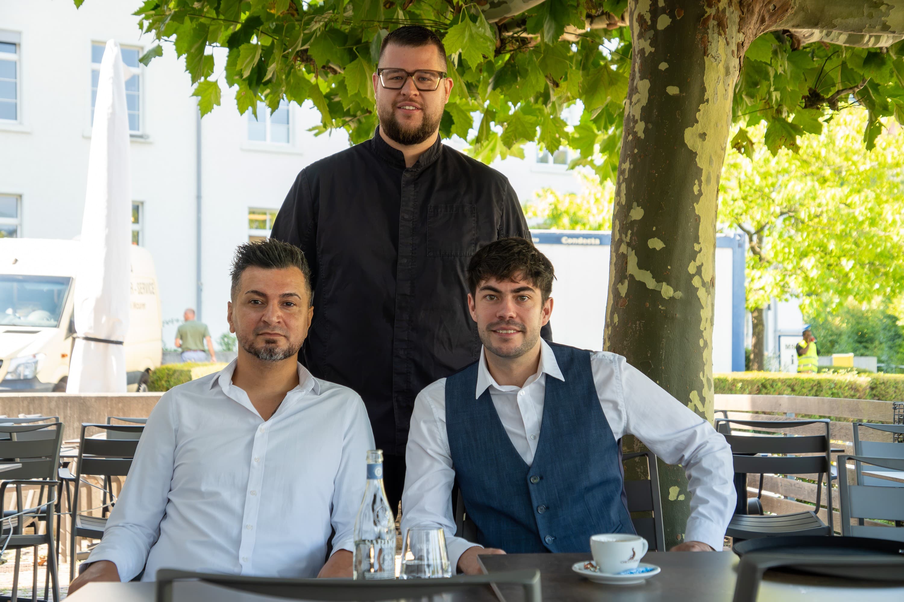 Max Bianchi (rechts) führt das «Rössli» neu. Ihm zur Seite stehen Küchenchef Fabrice Holbein (Mitte) und der Chef de Service, Gökan Ersoy.