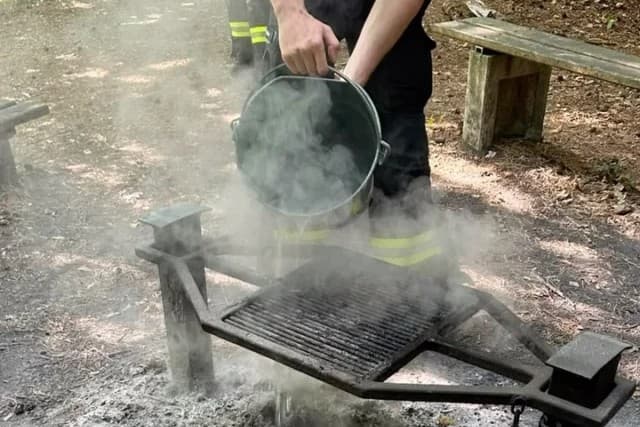 Die ungelöschte Glut an einer Grillstelle beim Gattiker Waldweiher hätte einen Waldbrand verursachen können.