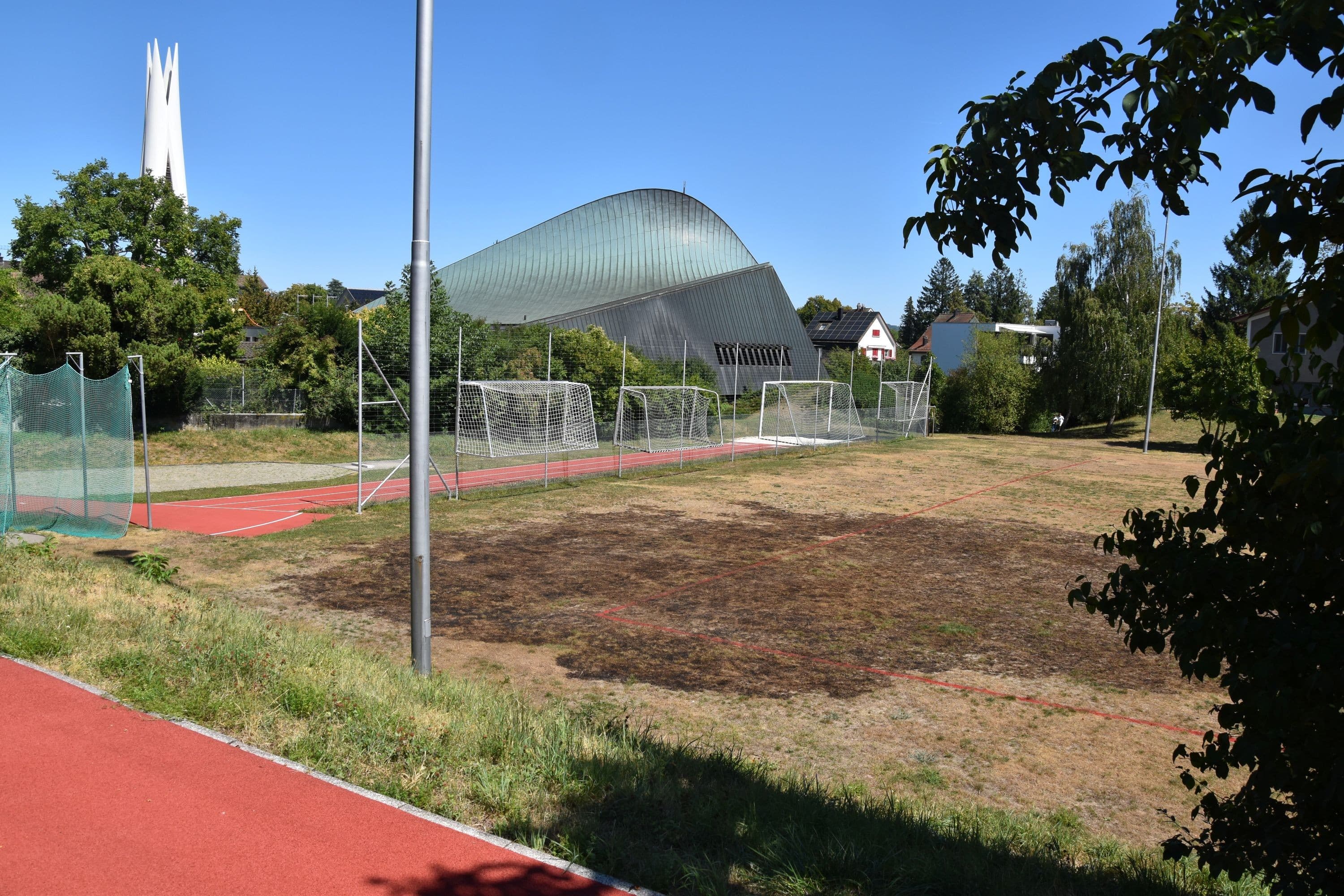 Deutlich sichtbarer Brandfleck auf dem ausgedörrten Fussballplatz Brunnenmoos.