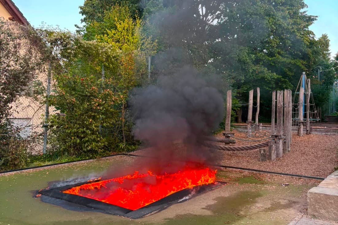 Das Trampolin auf dem Spielplatz neben dem Schulhaus Schwandel wurde ein Raub der Flammen.