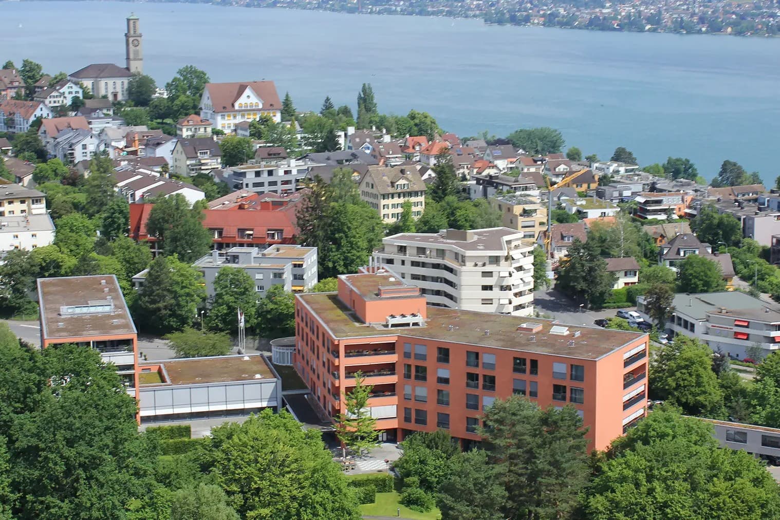 Das orange Gebäude im Vordergrund ist das Alterszentrum Serata. Das Haus mit dem rötlichen Dach in der Bildmitte links ist das Alterswohnheim Oeggisbüel, das abgerissen werden soll.