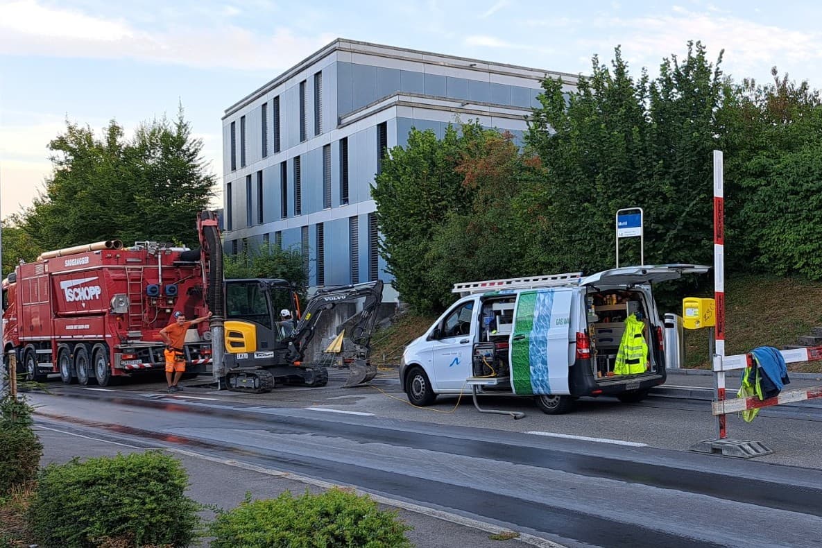 Bei der Bushaltestelle Mettli in Thalwil musste am Wochenende eine defekte Wasserleitung repariert werden.