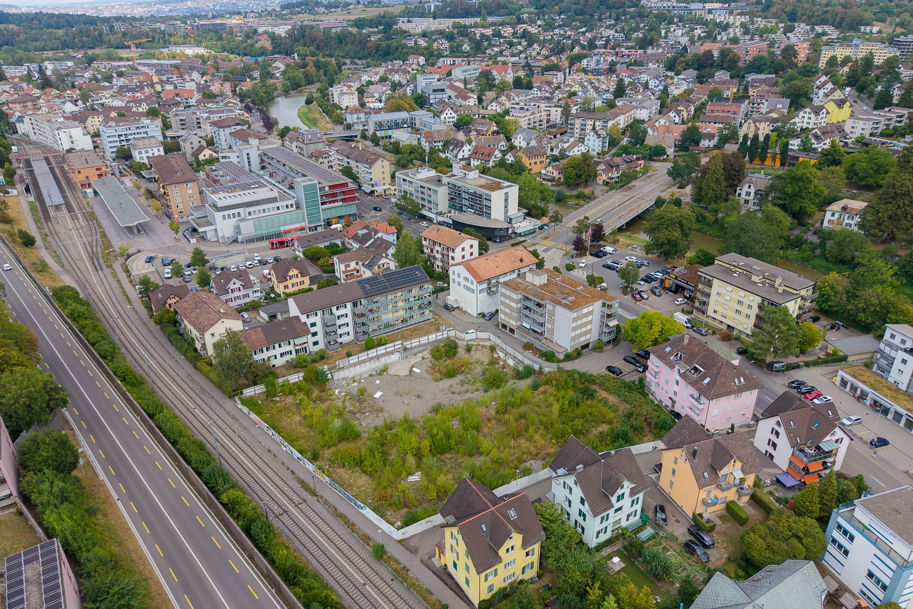 Auf der freien Fläche zwischen Bahnlinie (links) und Albisstrasse in Adliswil soll eine Kleinsthaus-Siedlung entstehen.