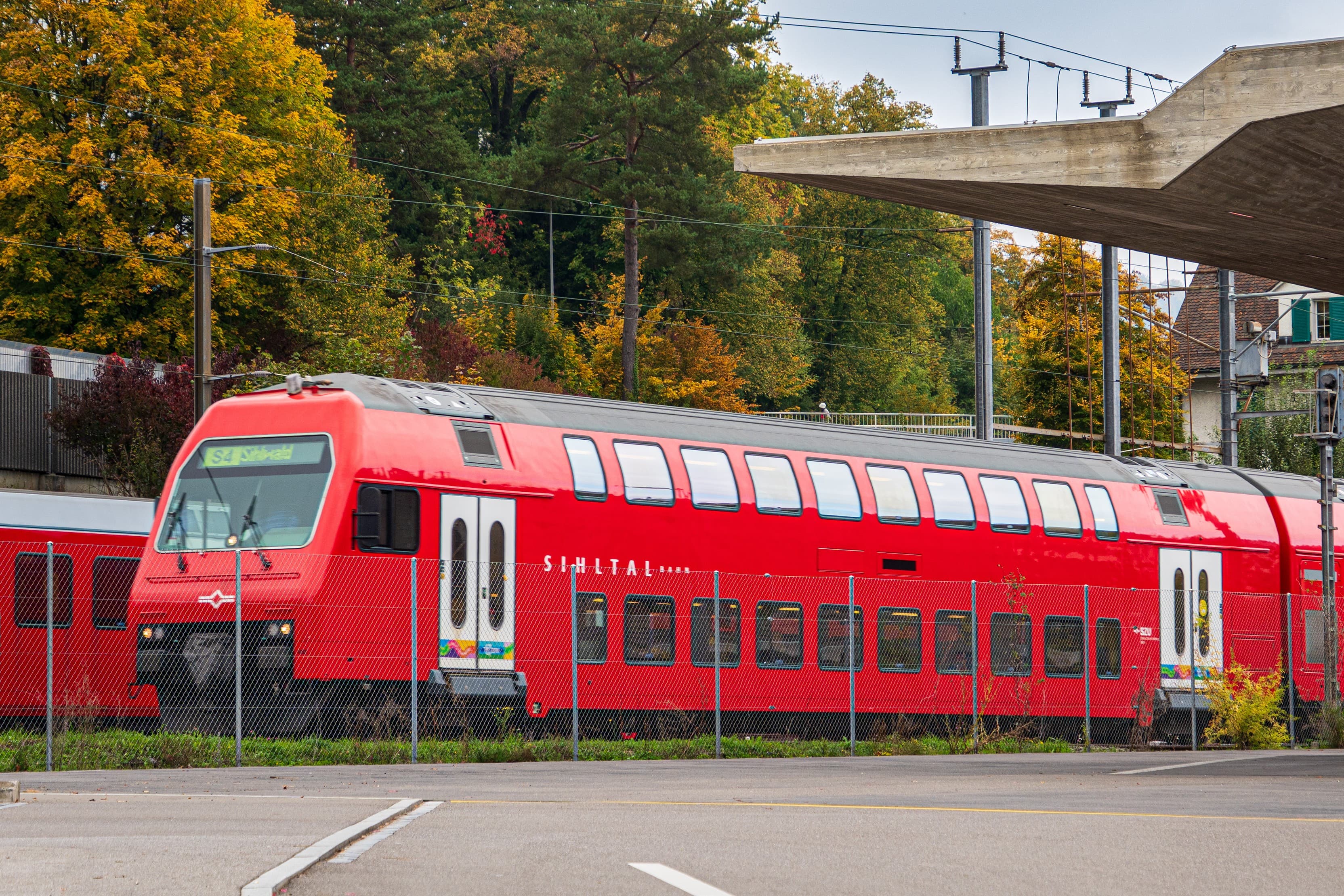 Von Adliswil aus fährt der Zug noch bis im Dezember lediglich bis Selnau oder Saalsporthalle.