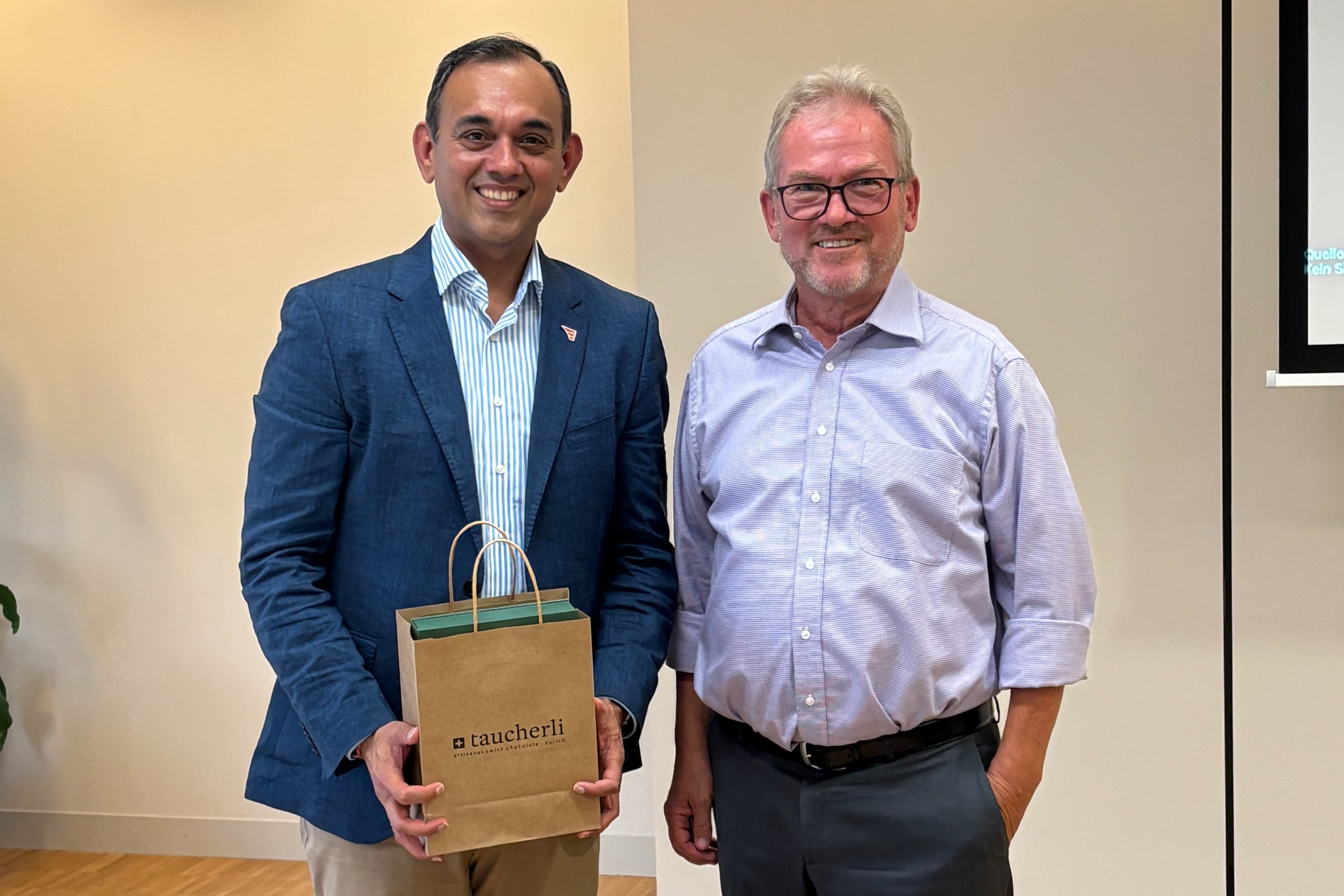 Rolf Schweizer (rechts) bedankt sich bei Saurabh Kapoor für das referat über Metafuels.