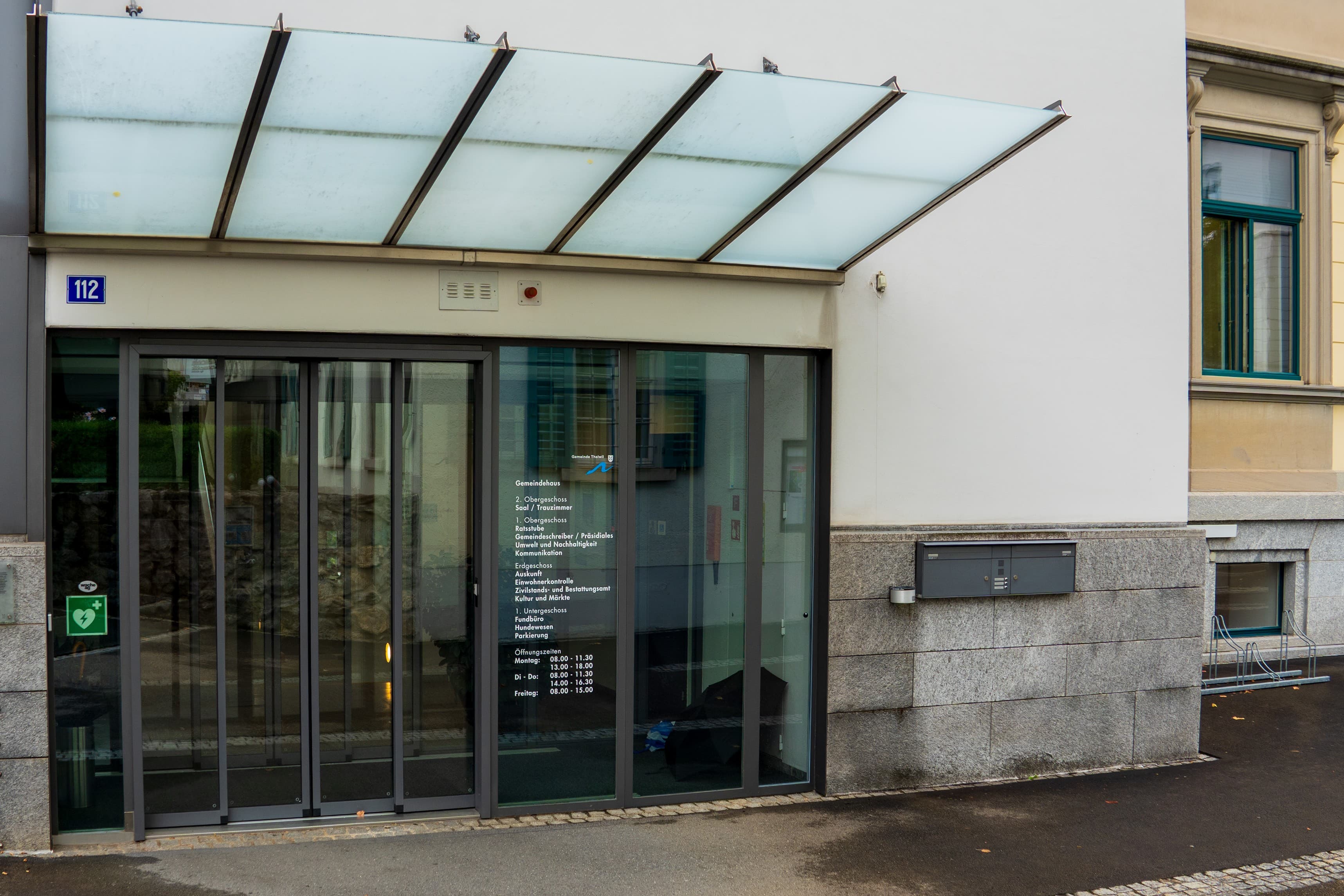 Im Thalwiler Gemeindehaus werden die Stimmzettel ab Ende November nicht mehr von Hand ausgezählt, sondern eingescannt.