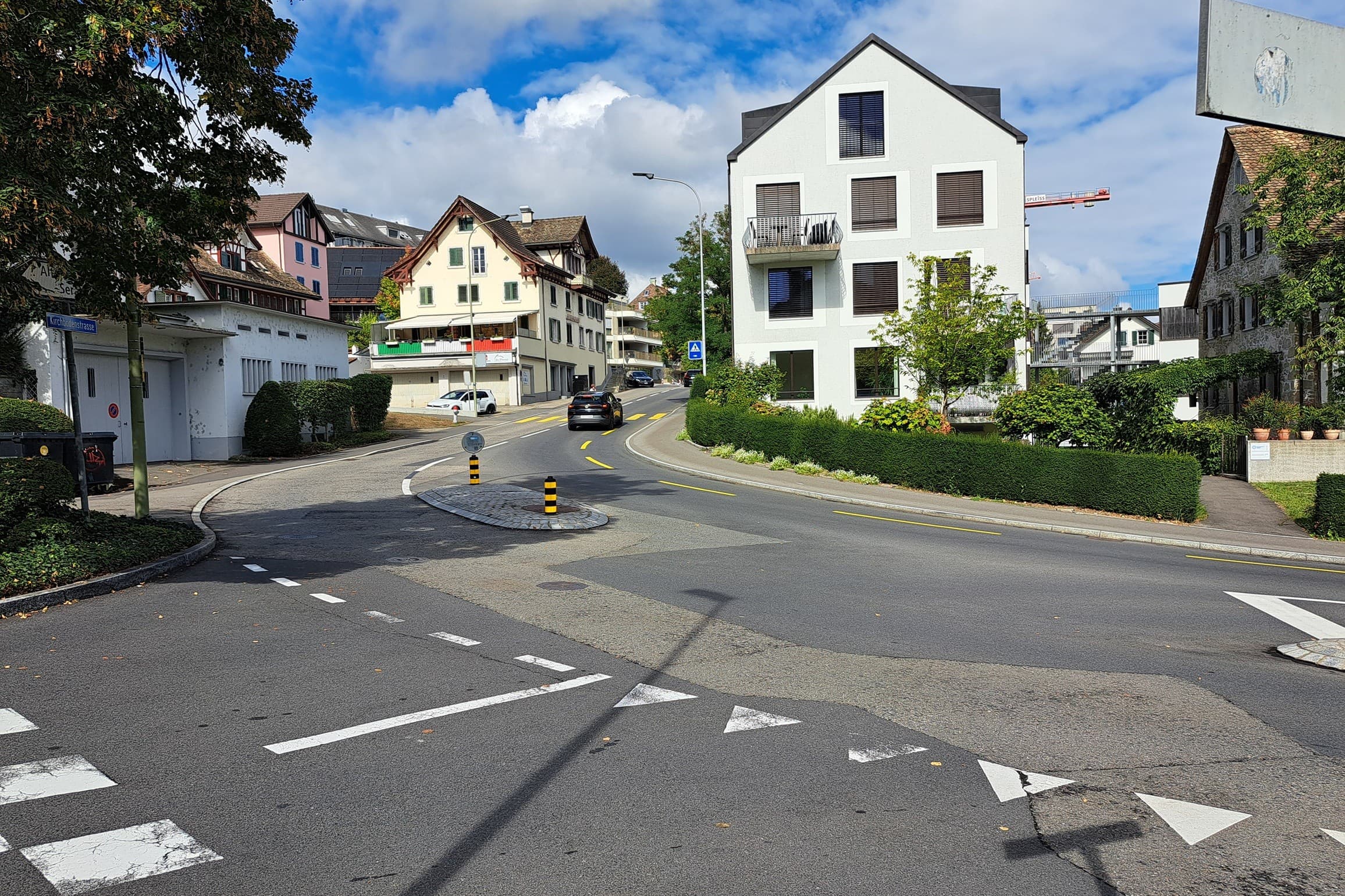 Der Abschnitt der Mühlebachstrasse zwischen dem Einlenker Kirchbodenstrasse (vorne im Bild) und der Gotthardstrasse (bergaufwärts) wird von Dienstag- bis Freitagabend nicht befahrbar sein.