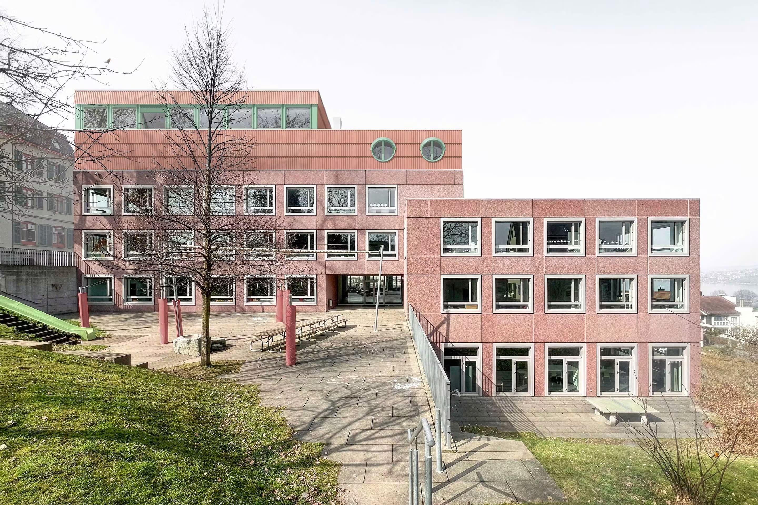 Das Gebäude der Heilpädagogischen Schule links soll einen Aufbau (dunkleres Rot) erhalten.