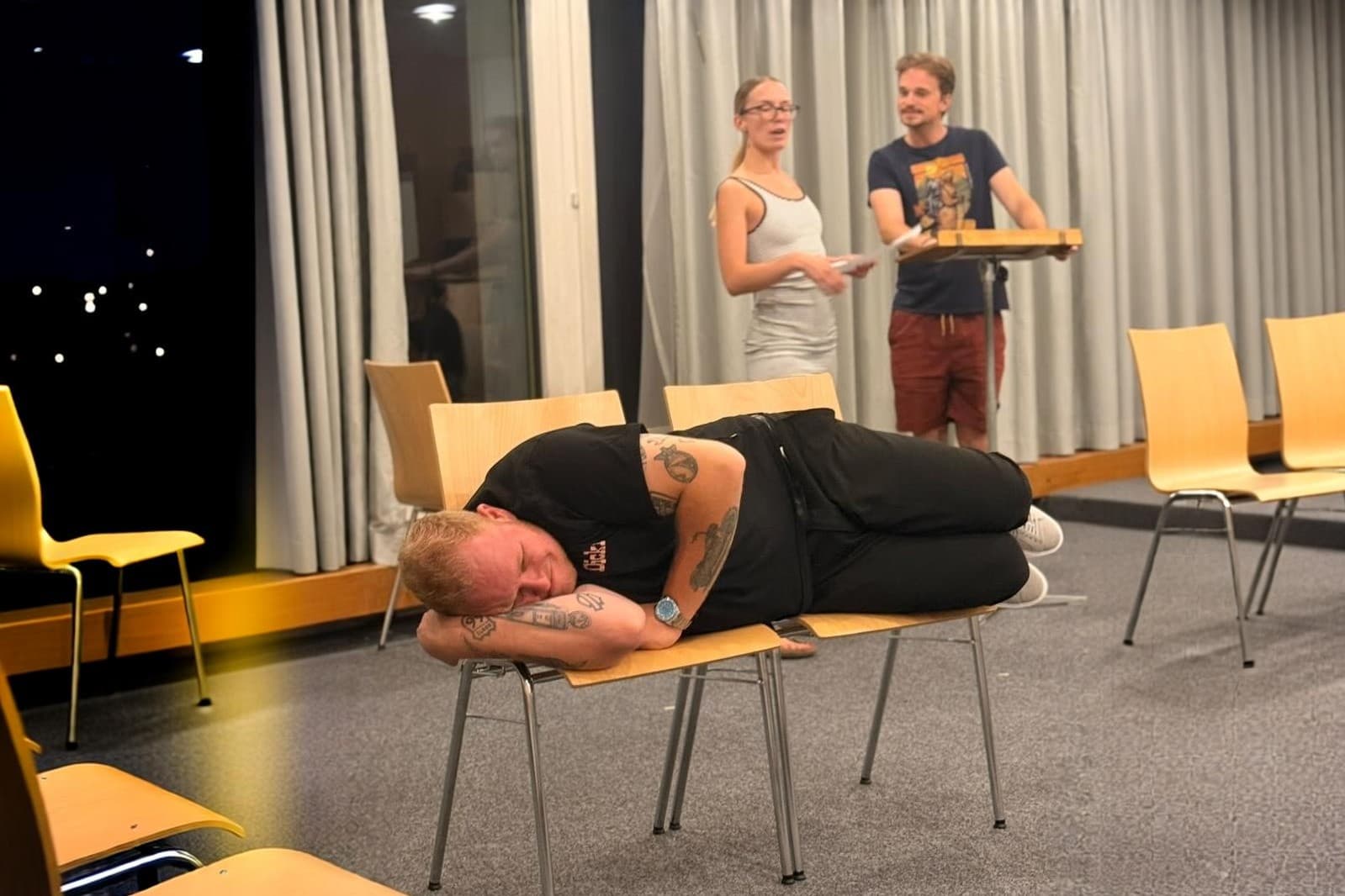 Was nach einem Nickerchen aussieht, gehört zum Stück: Marco Bösch in bester Lage, im Hintergrund Sara Milojevic und Tobias Gschwind.
