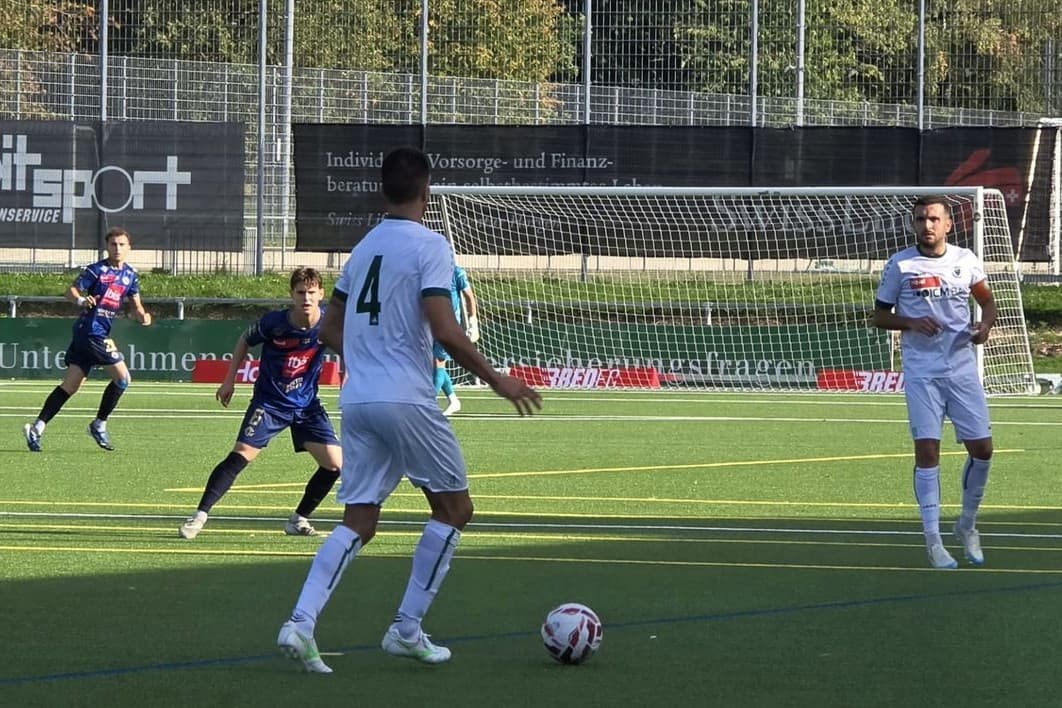 Adriano Sodano (Nr. 4) erzielte den Ausgleich ifür den FC Thalwil n der 88. Minuten
