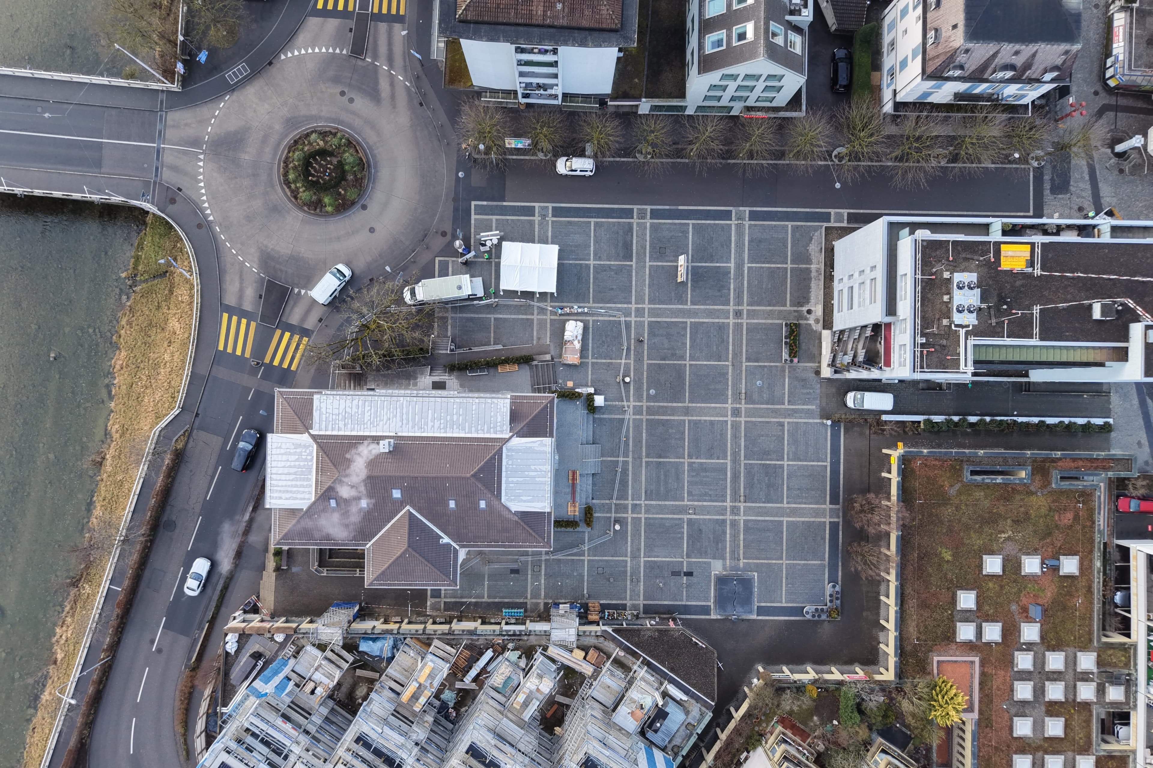 Der kahle Bahnhofplatz (Bruggenplatz) in Adliswil soll begrünt und beschattet werden.